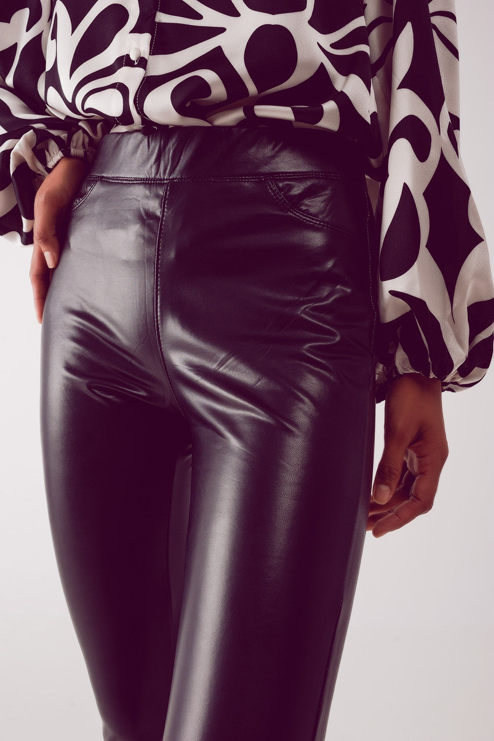 Leather look leggings in black - trousers