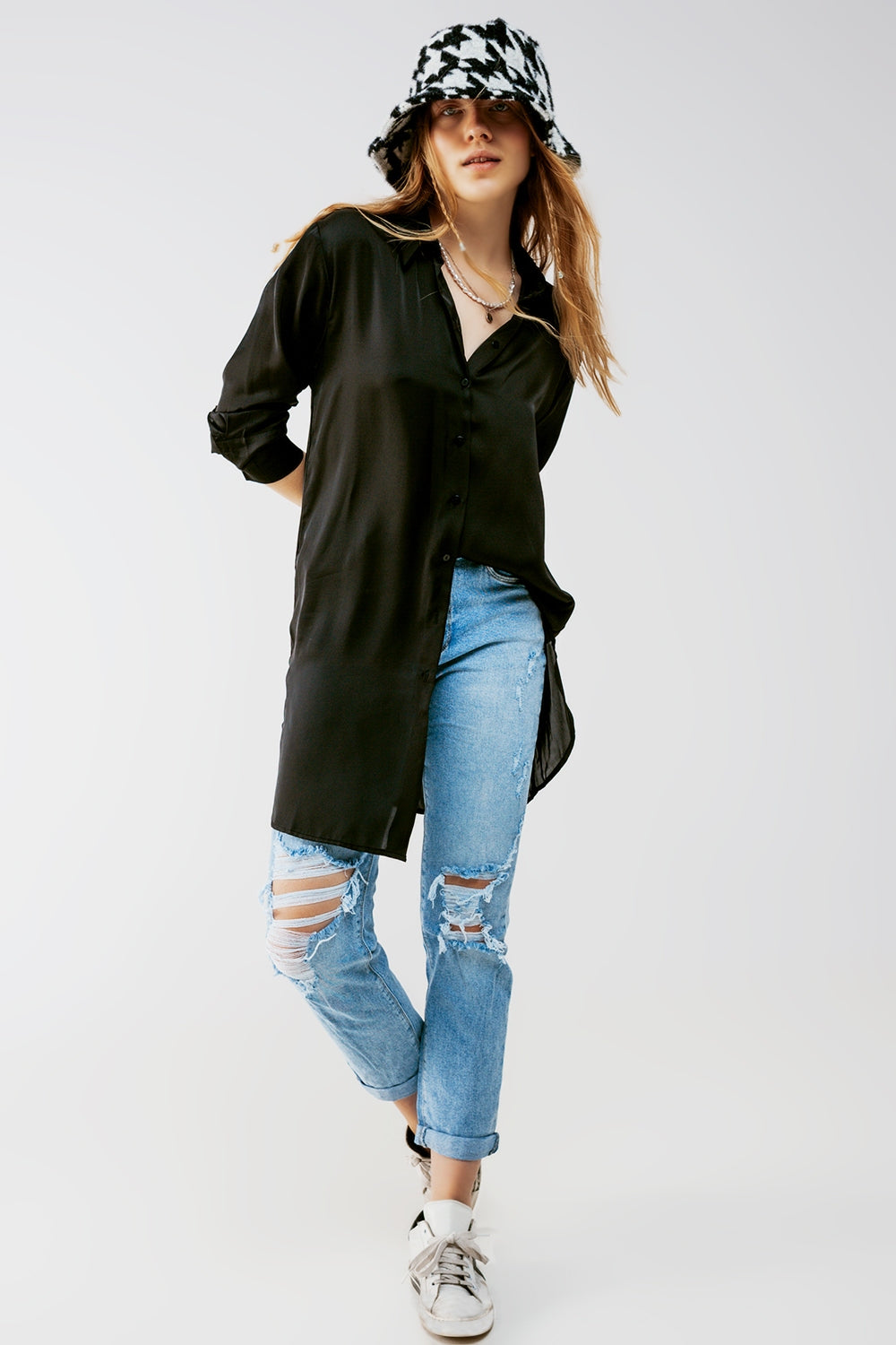 Chemise boutonnée en satin noir à manches longues