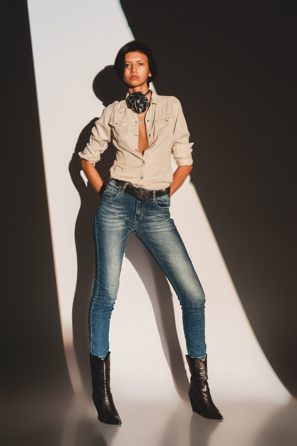 Skinny jeans in distressed blue