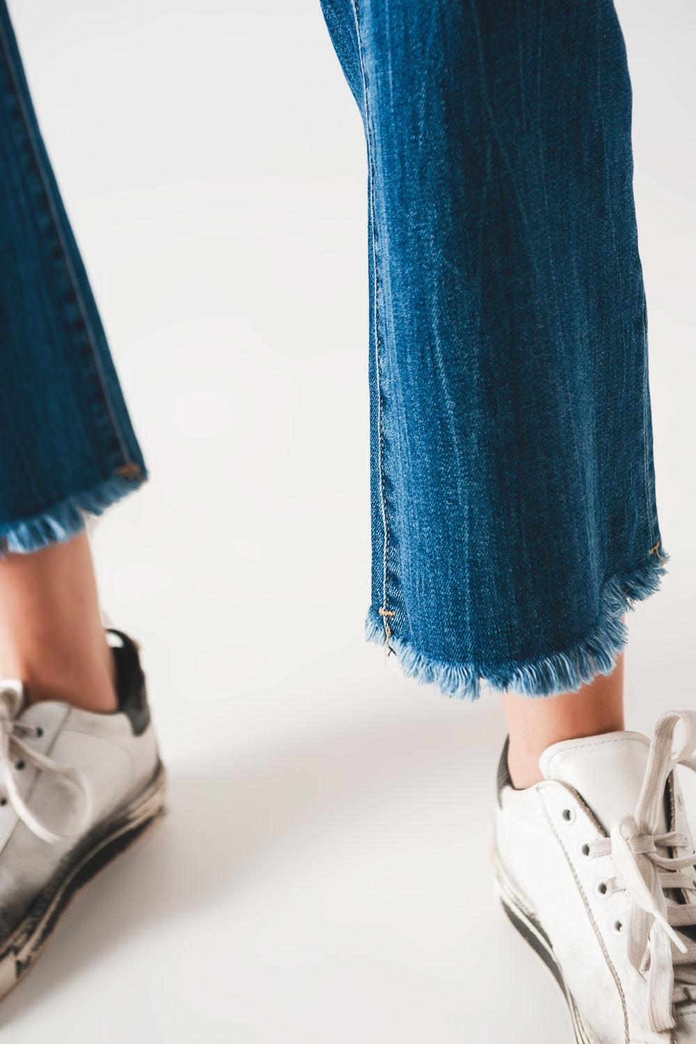 Flared jeans with raw edge in mid wash - Denim