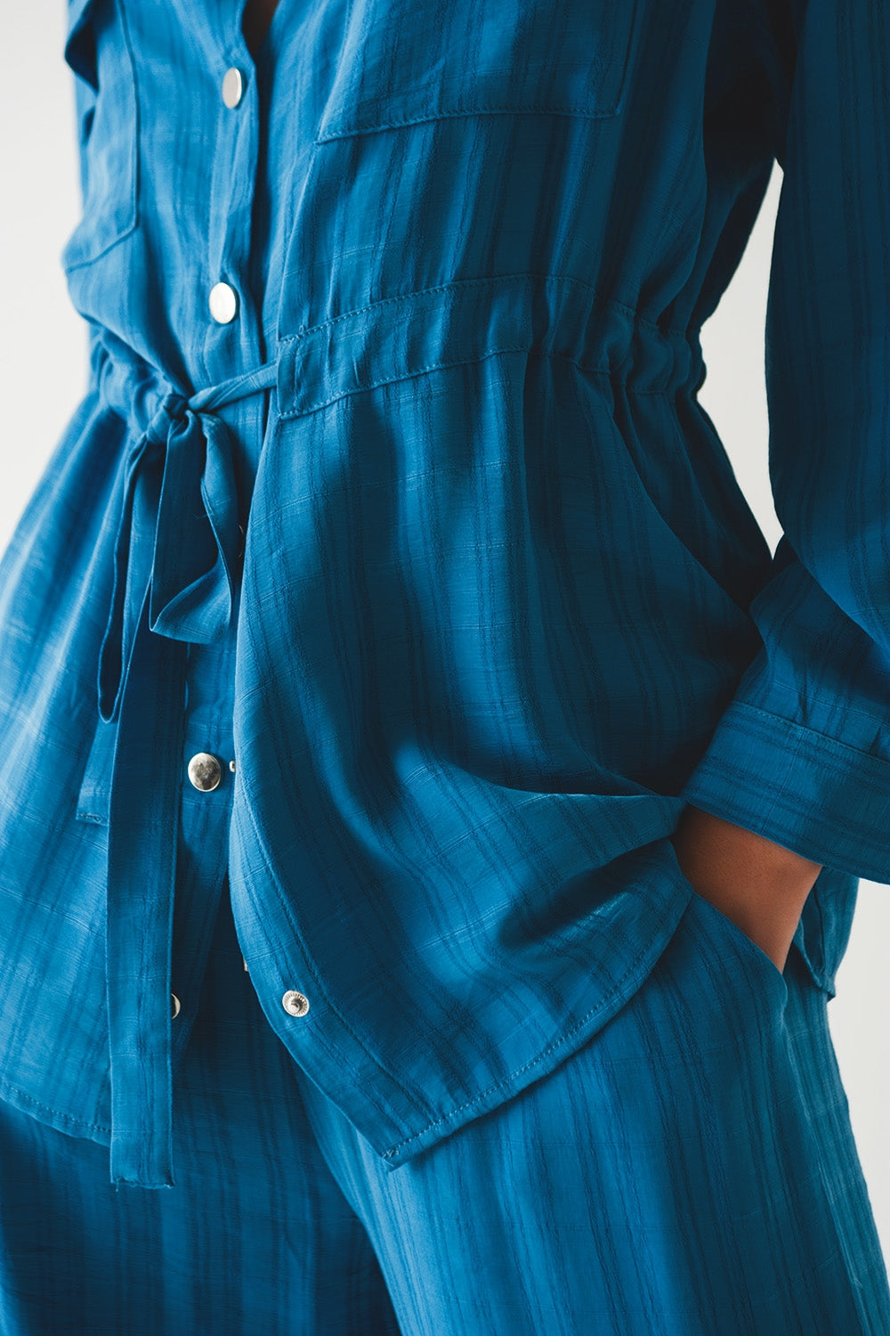 Chemise à manches longues et taille nouée bleue