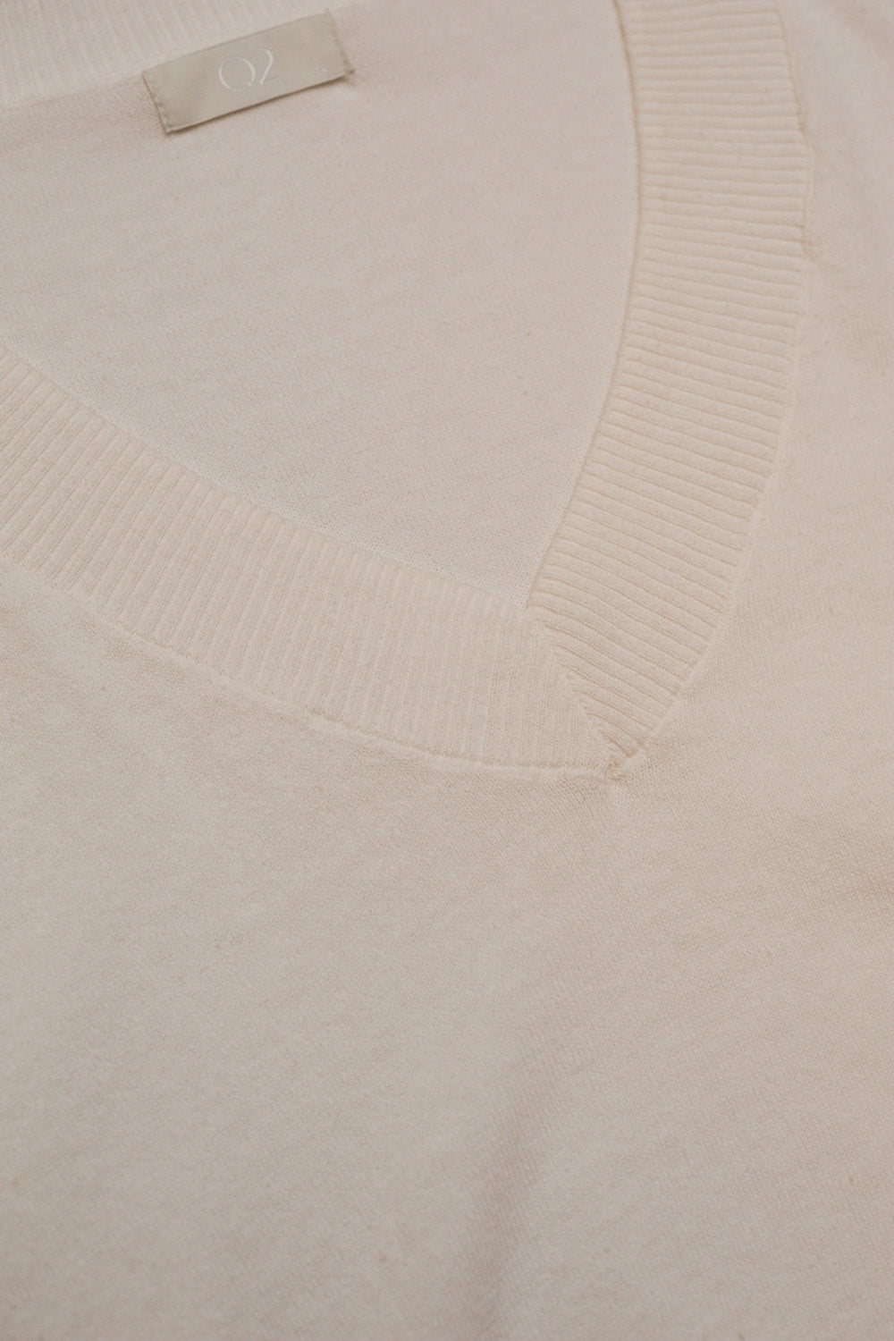 v neck fine knit sweater in cream
