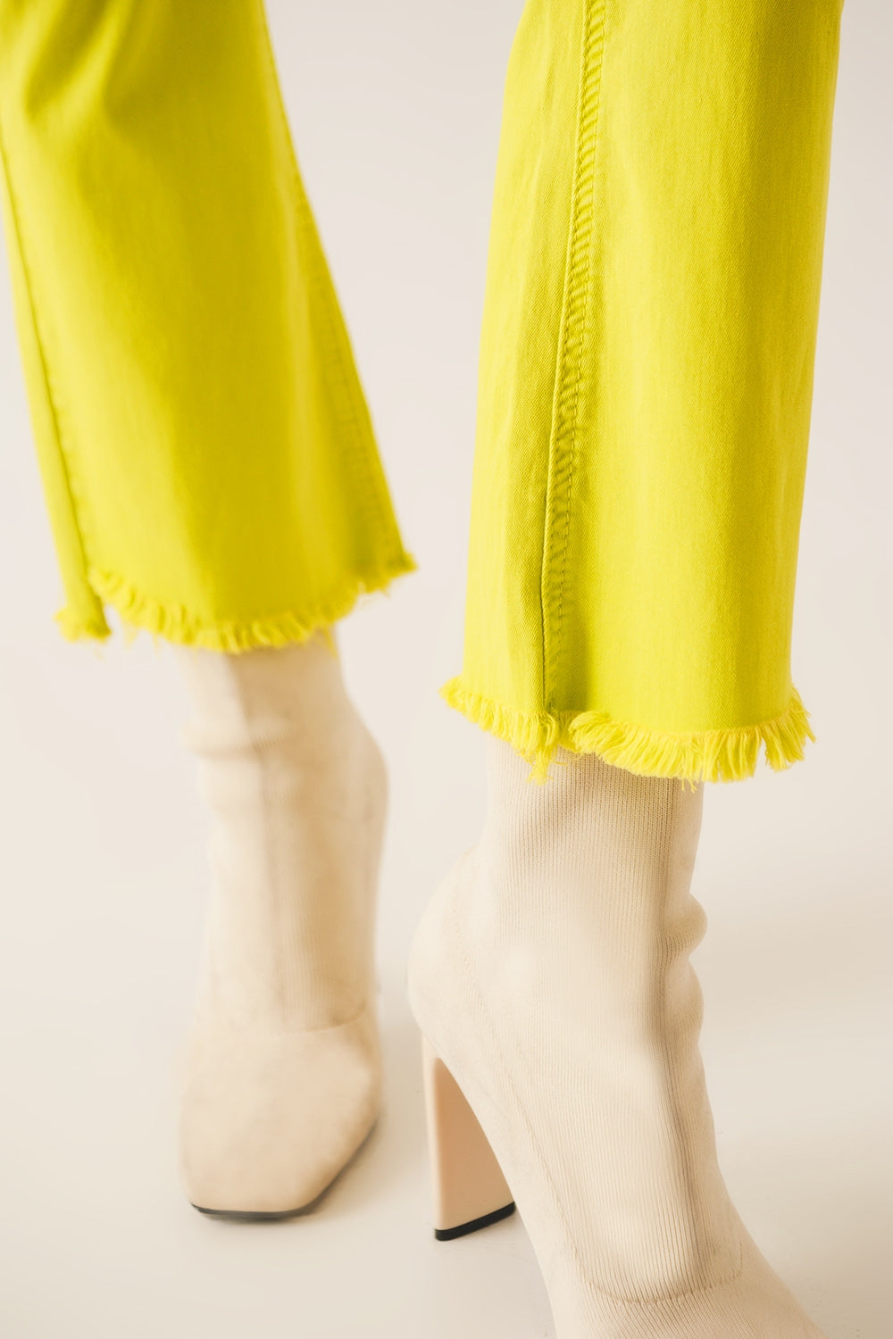 Flare jeans with raw hem edge in yellow - Coloured Jeans