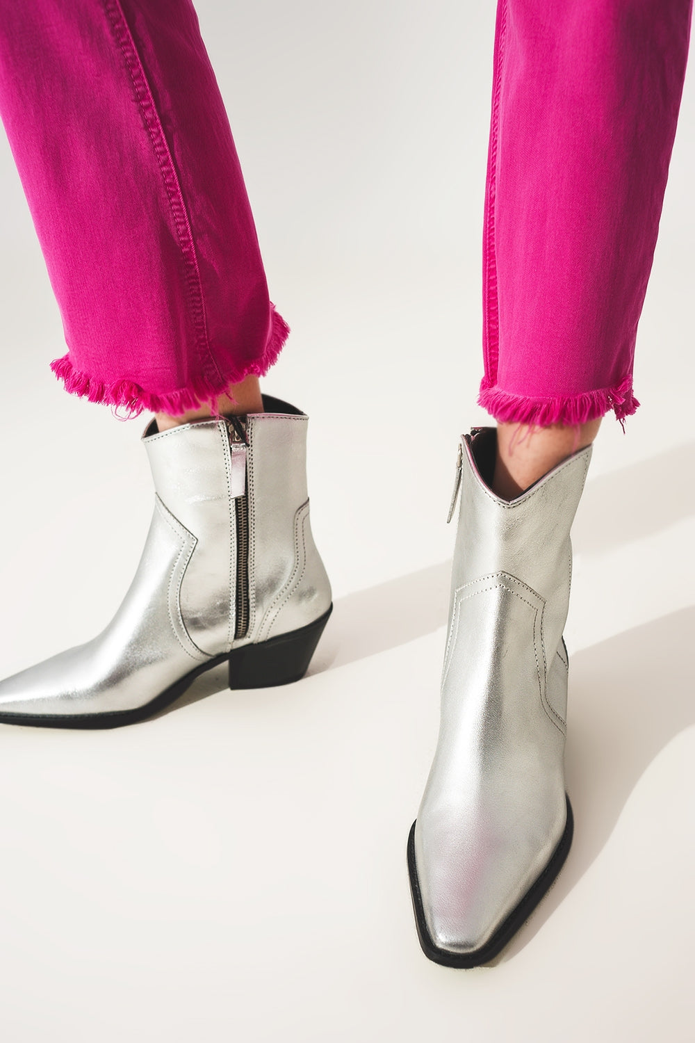 Flare jeans with raw hem edge in fuchsia - Coloured Jeans