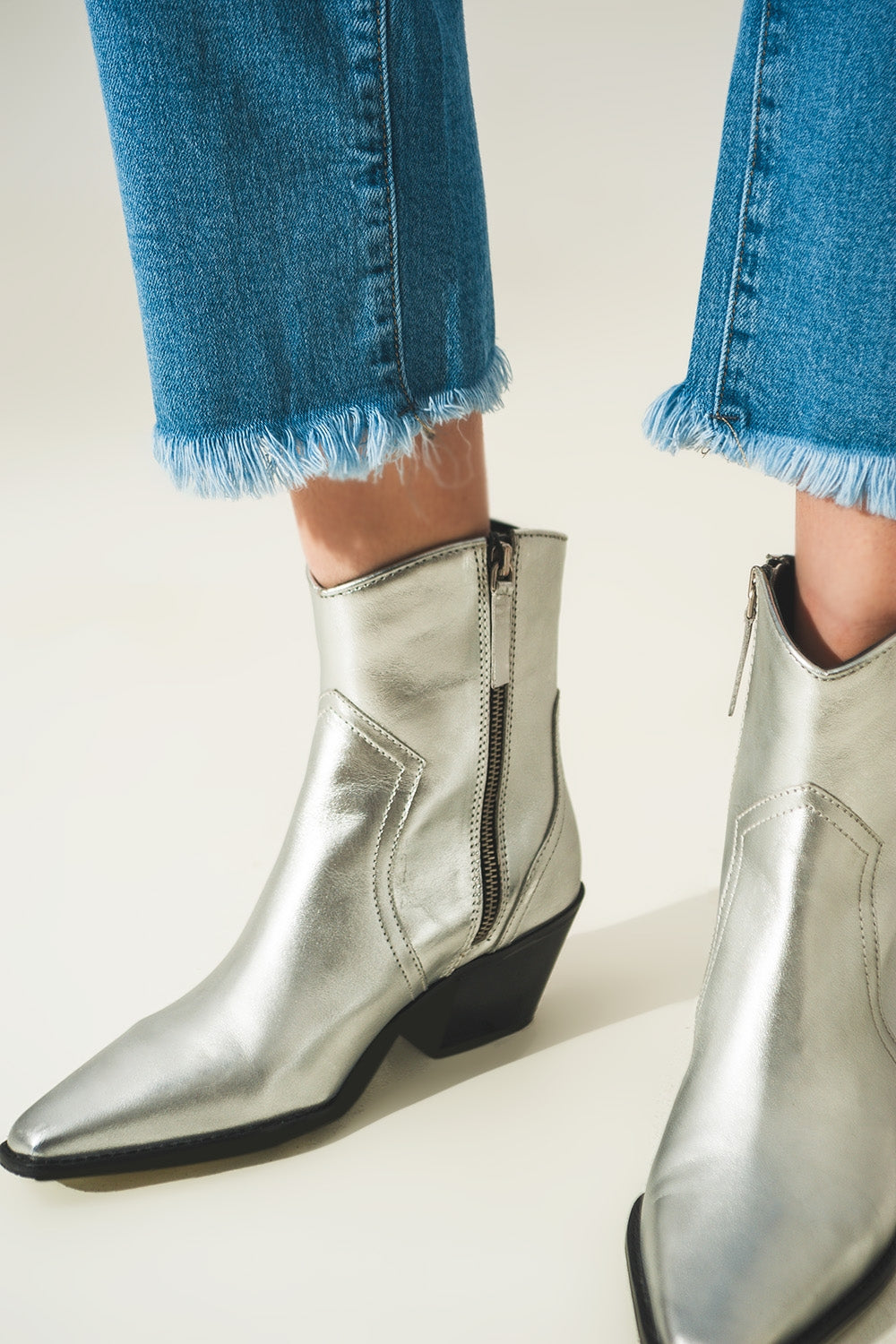 Ripped embellished jeans in lightwash - Denim
