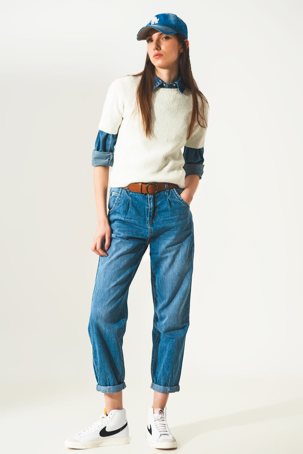 Jean droit avec pinces à la taille en denim bleu moyen