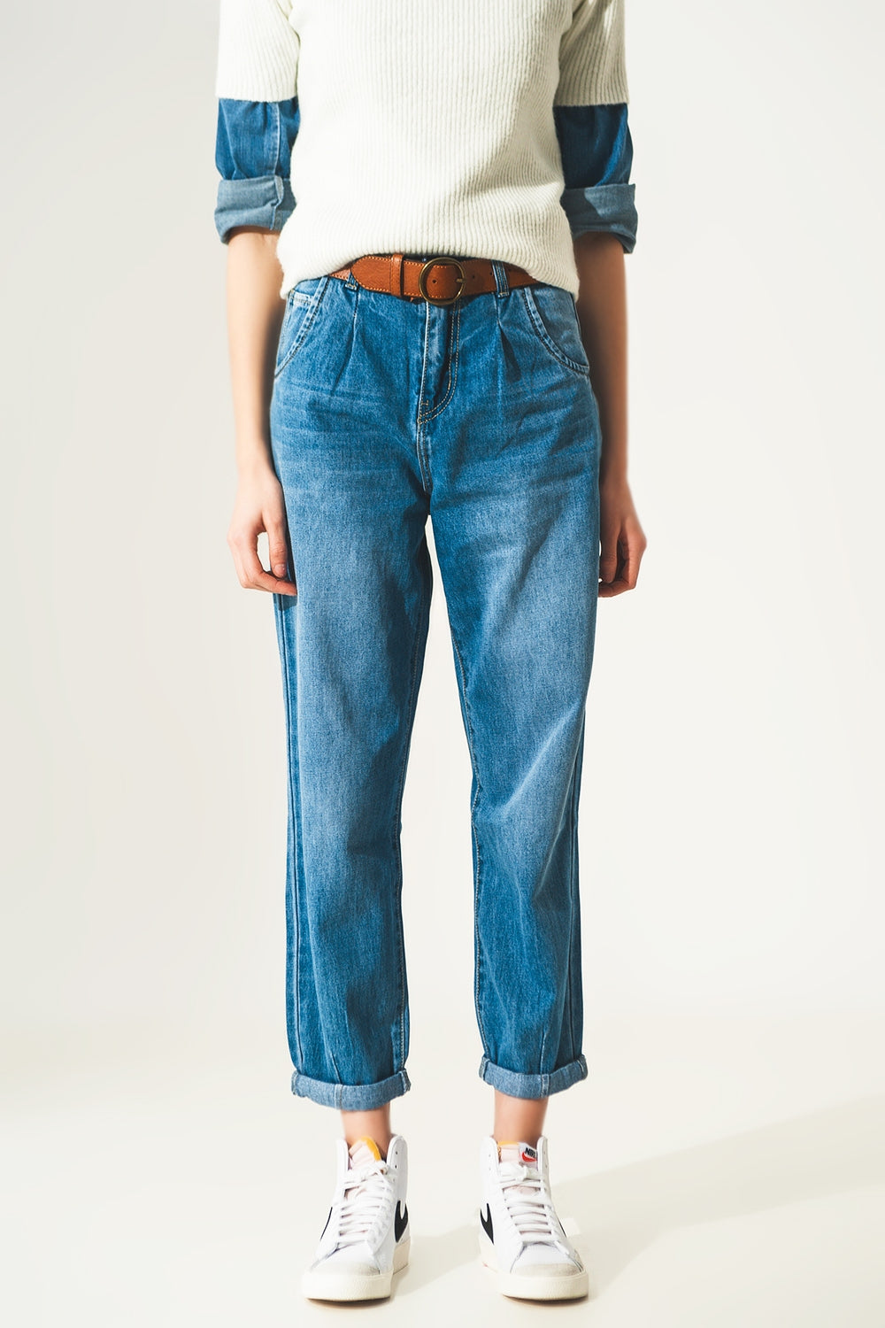 Jean droit avec pinces à la taille en denim bleu moyen