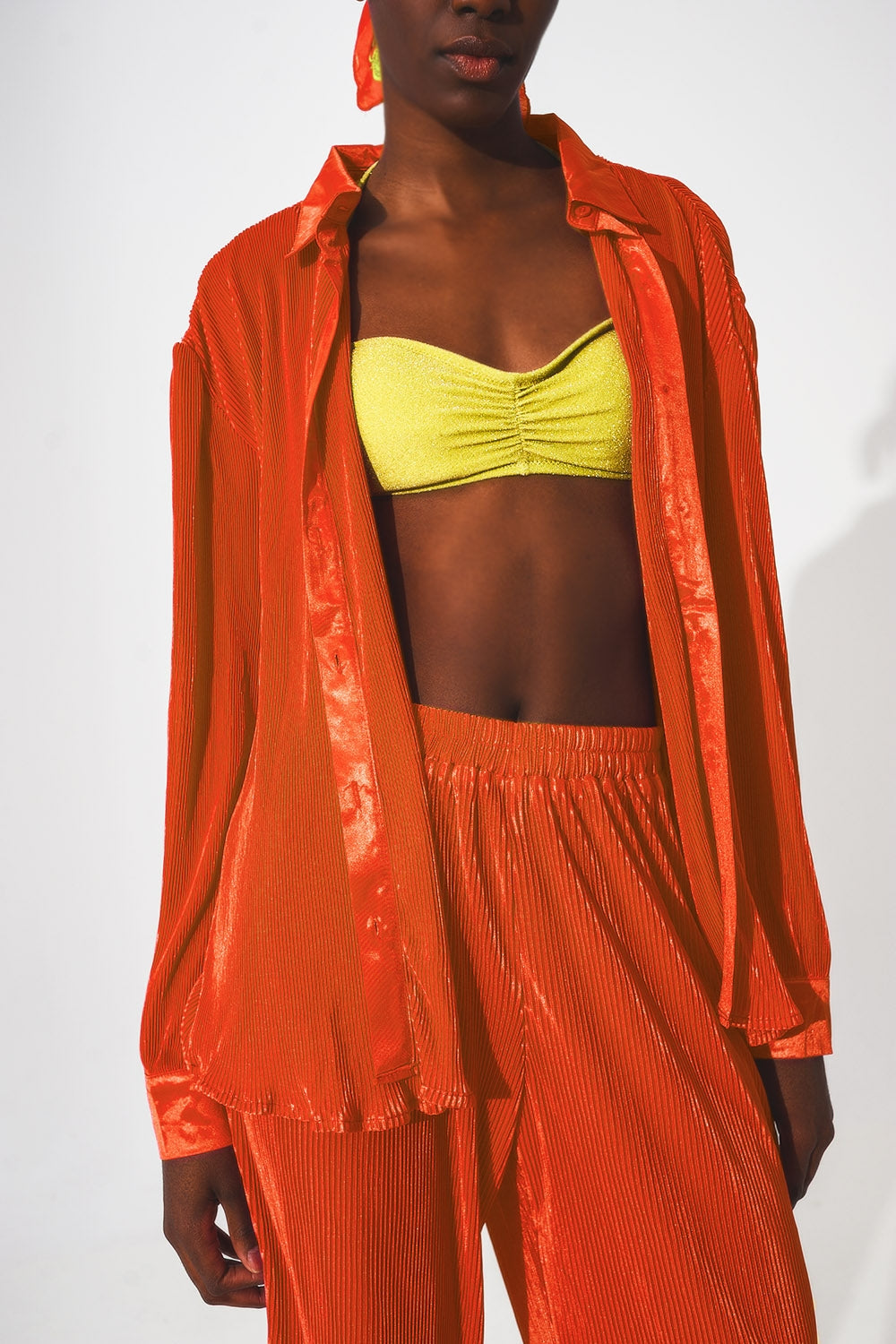 Chemisier plissé fluide en satin orange