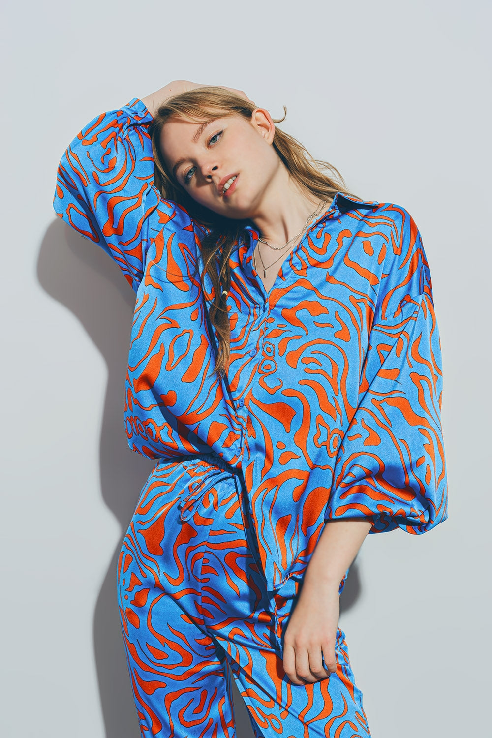 Chemise en satin à manches ballon bleue