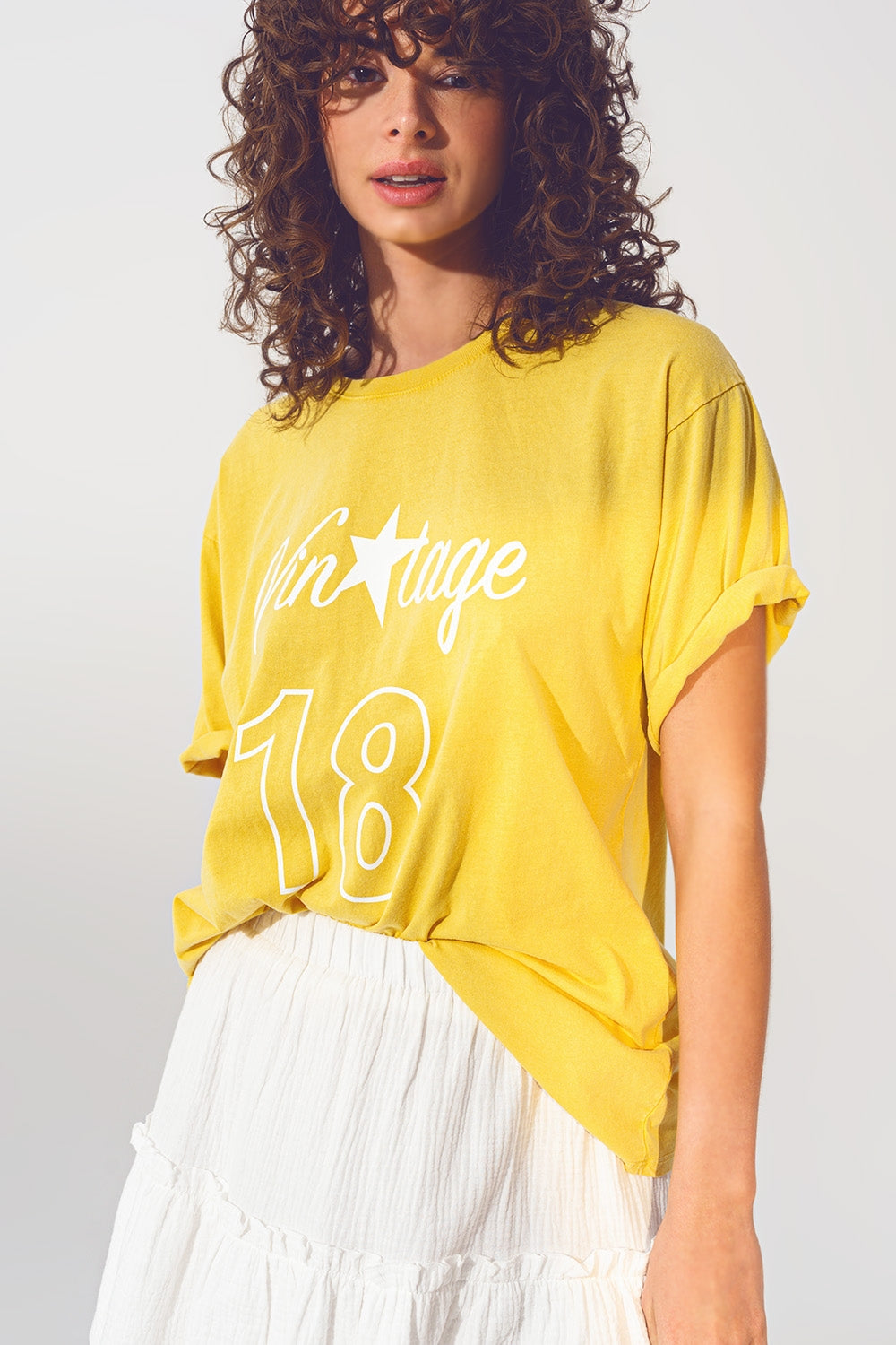T-Shirt with Vintage 18 Text in yellow - top