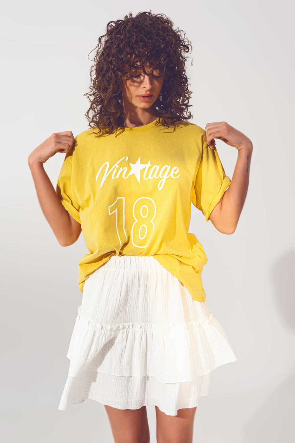 T-Shirt with Vintage 18 Text in yellow - top