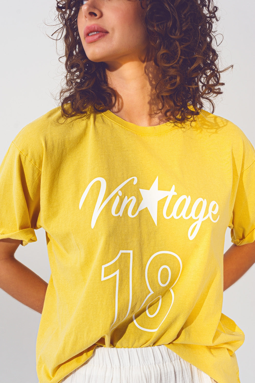 T-Shirt with Vintage 18 Text in yellow - top