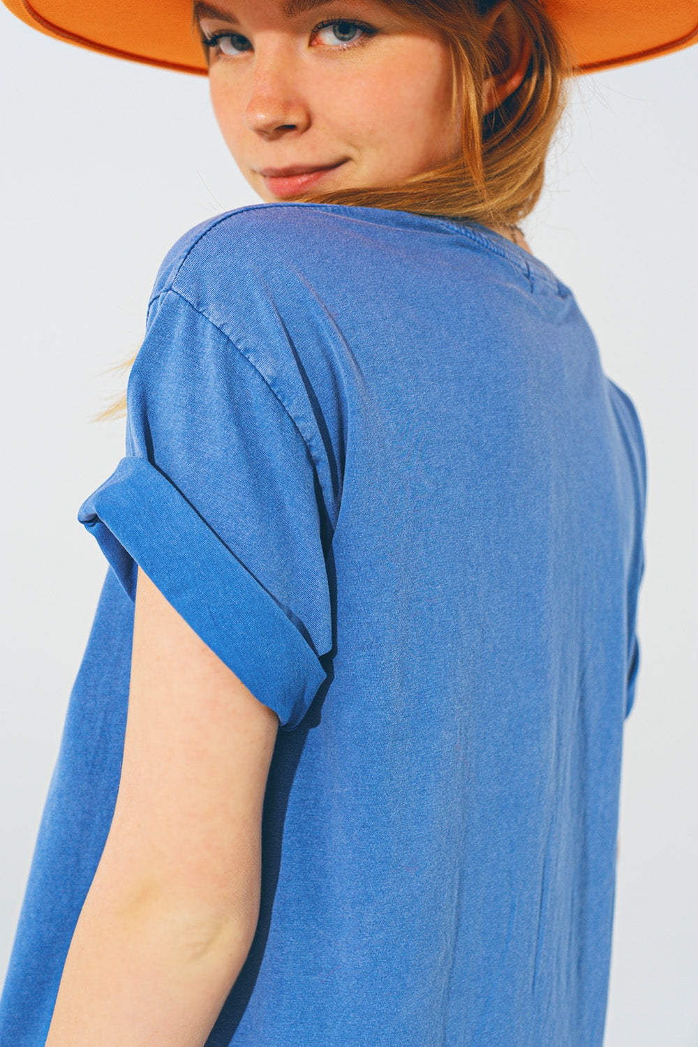 T-Shirt with Vintage 18 Text in Blue - top