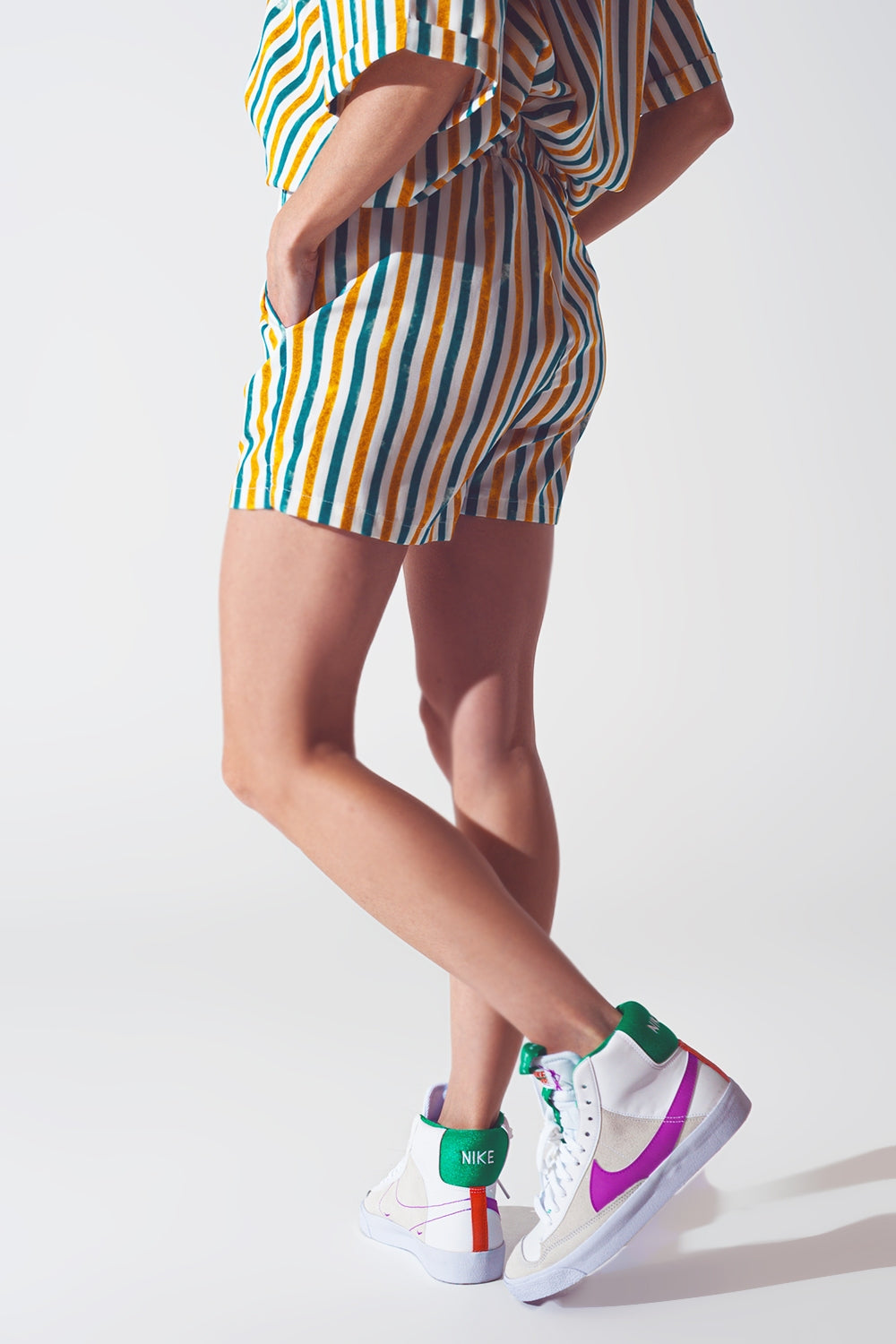 Shorts in green stripes - trousers