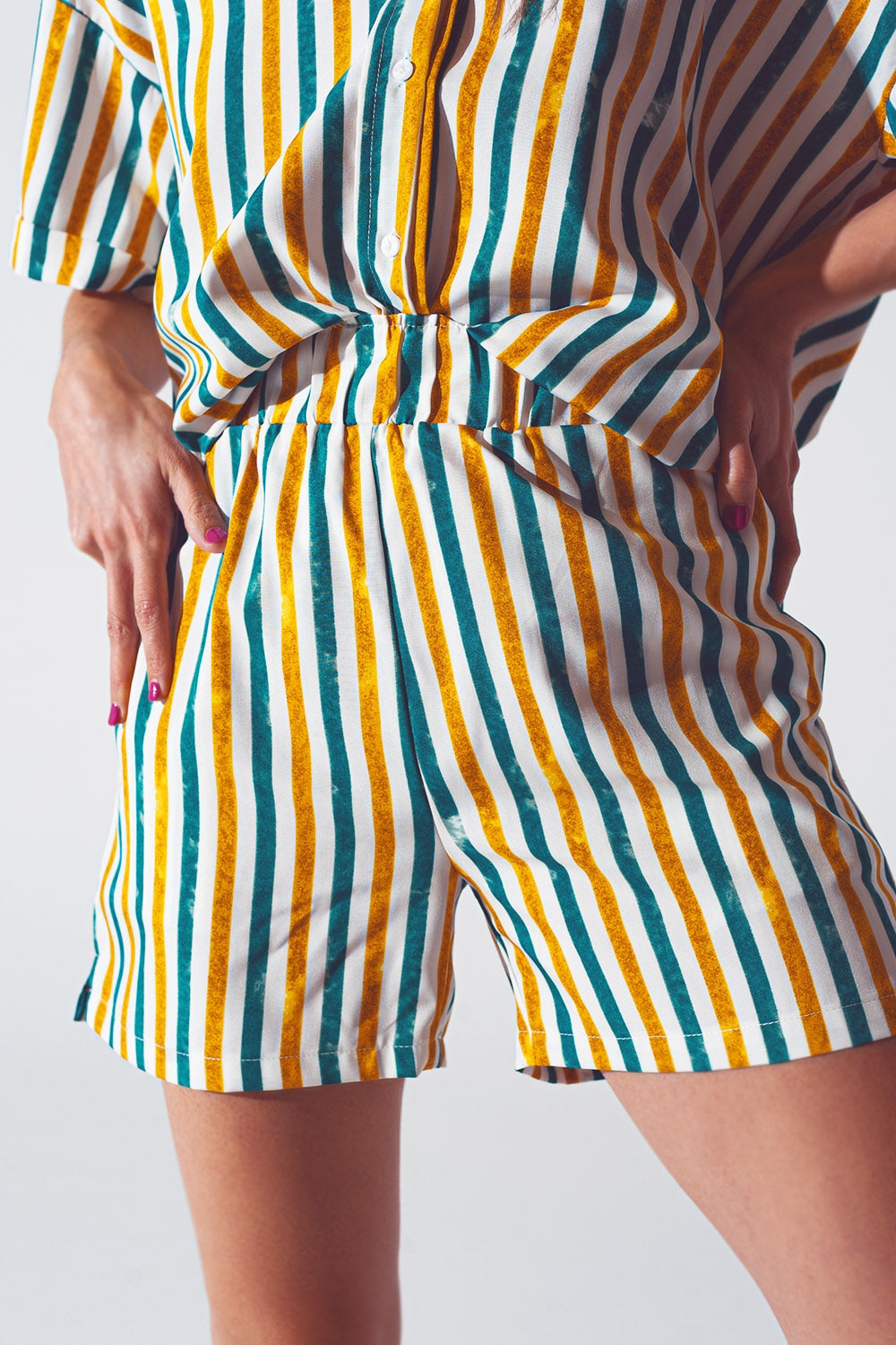 Shorts in green stripes - trousers