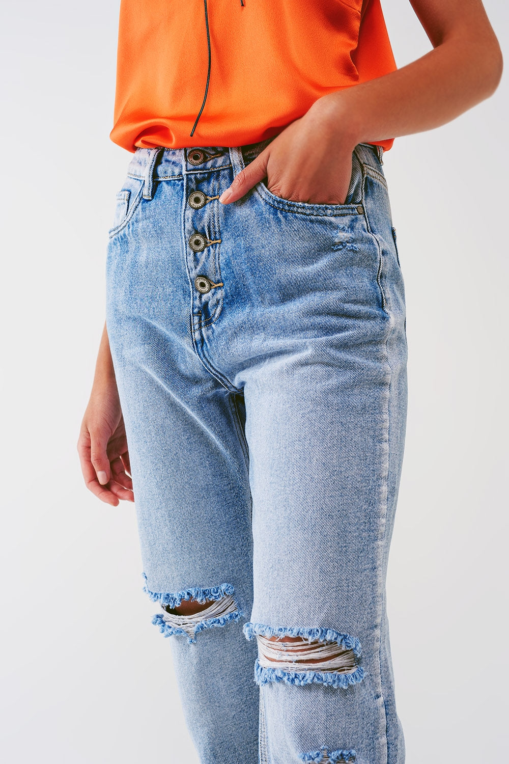 Sraight-leg jeans with exposed buttons and ripped knees in light wash - Denim