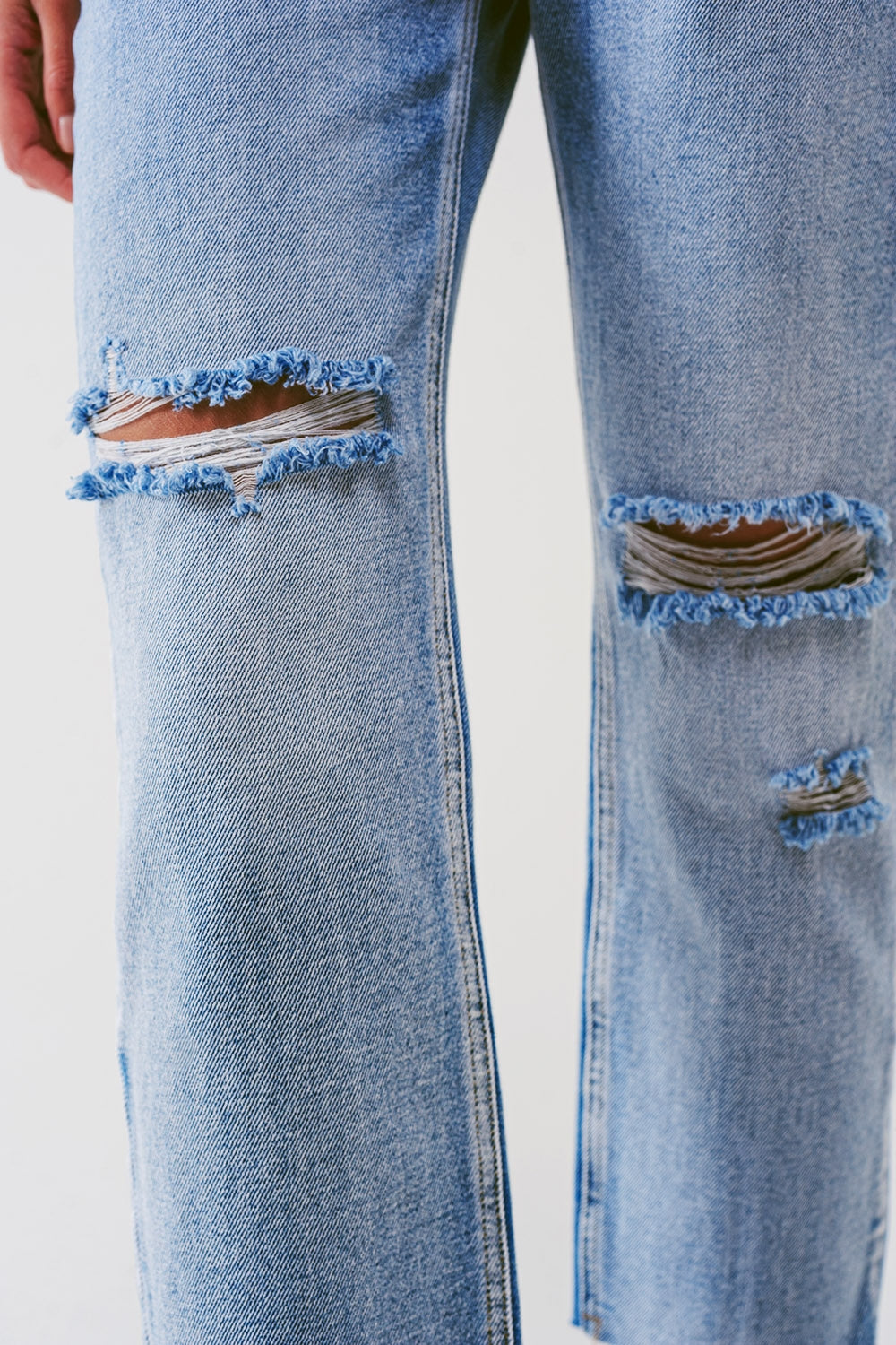 Sraight-leg jeans with exposed buttons and ripped knees in light wash - Denim