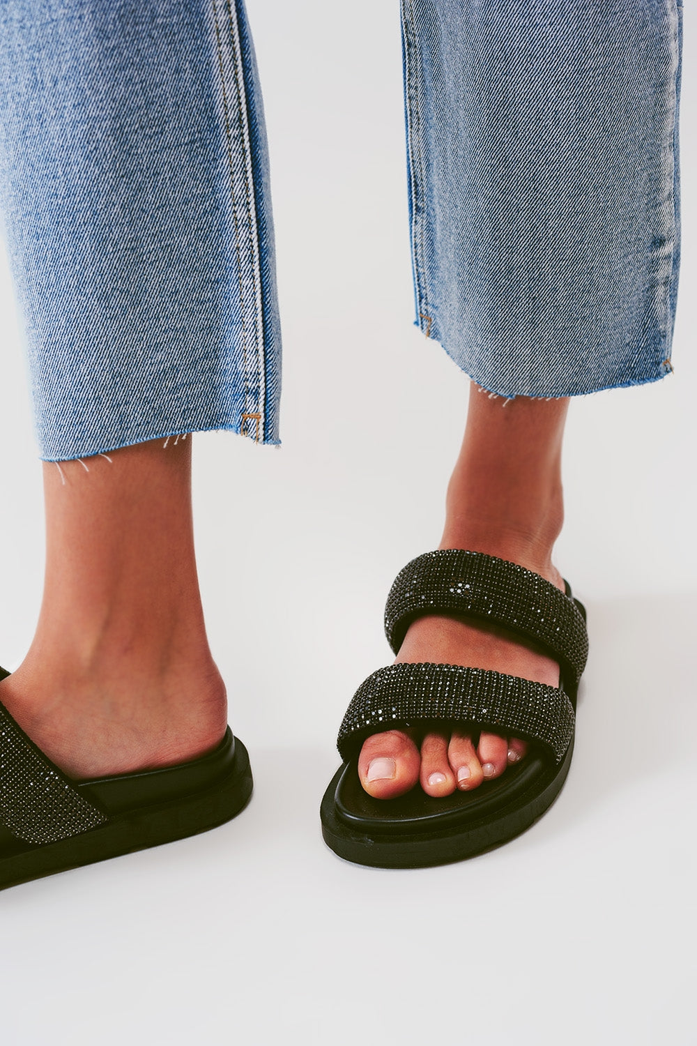 Sraight-leg jeans with exposed buttons and ripped knees in light wash - Denim