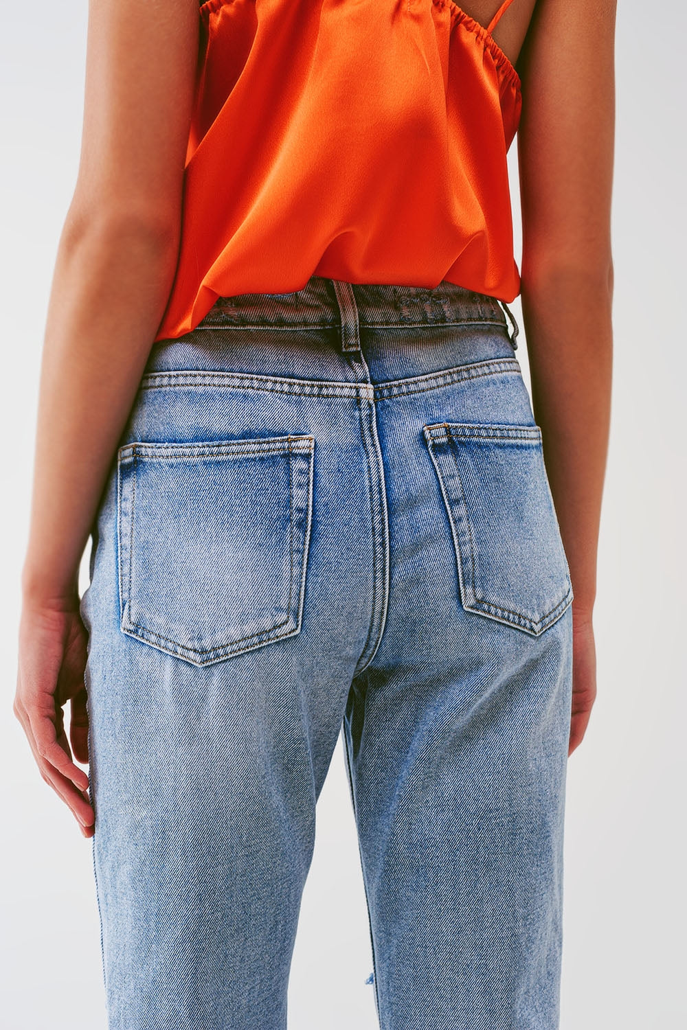 Sraight-leg jeans with exposed buttons and ripped knees in light wash - Denim