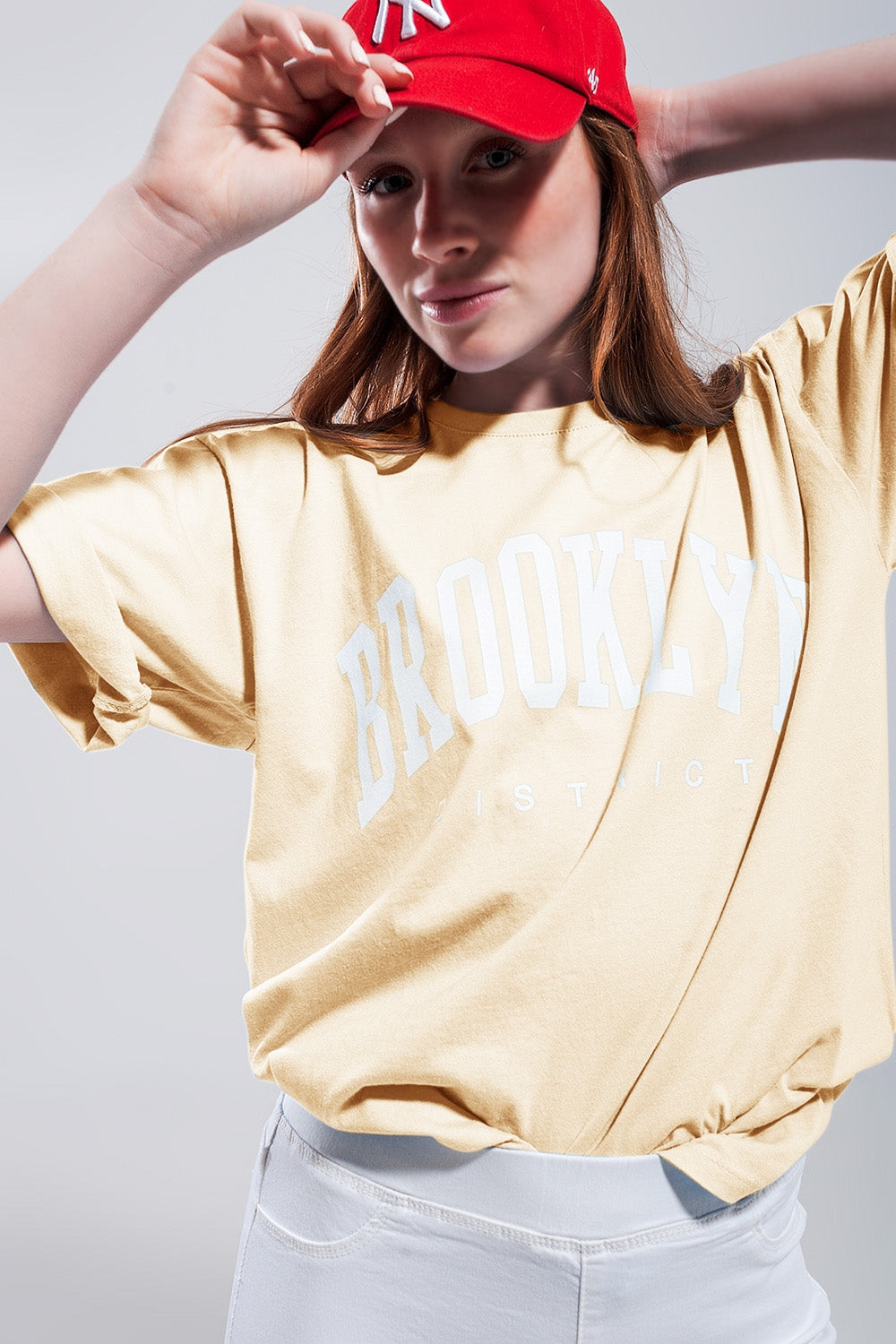 T-shirt avec texte "Brooklyn District" en jaune