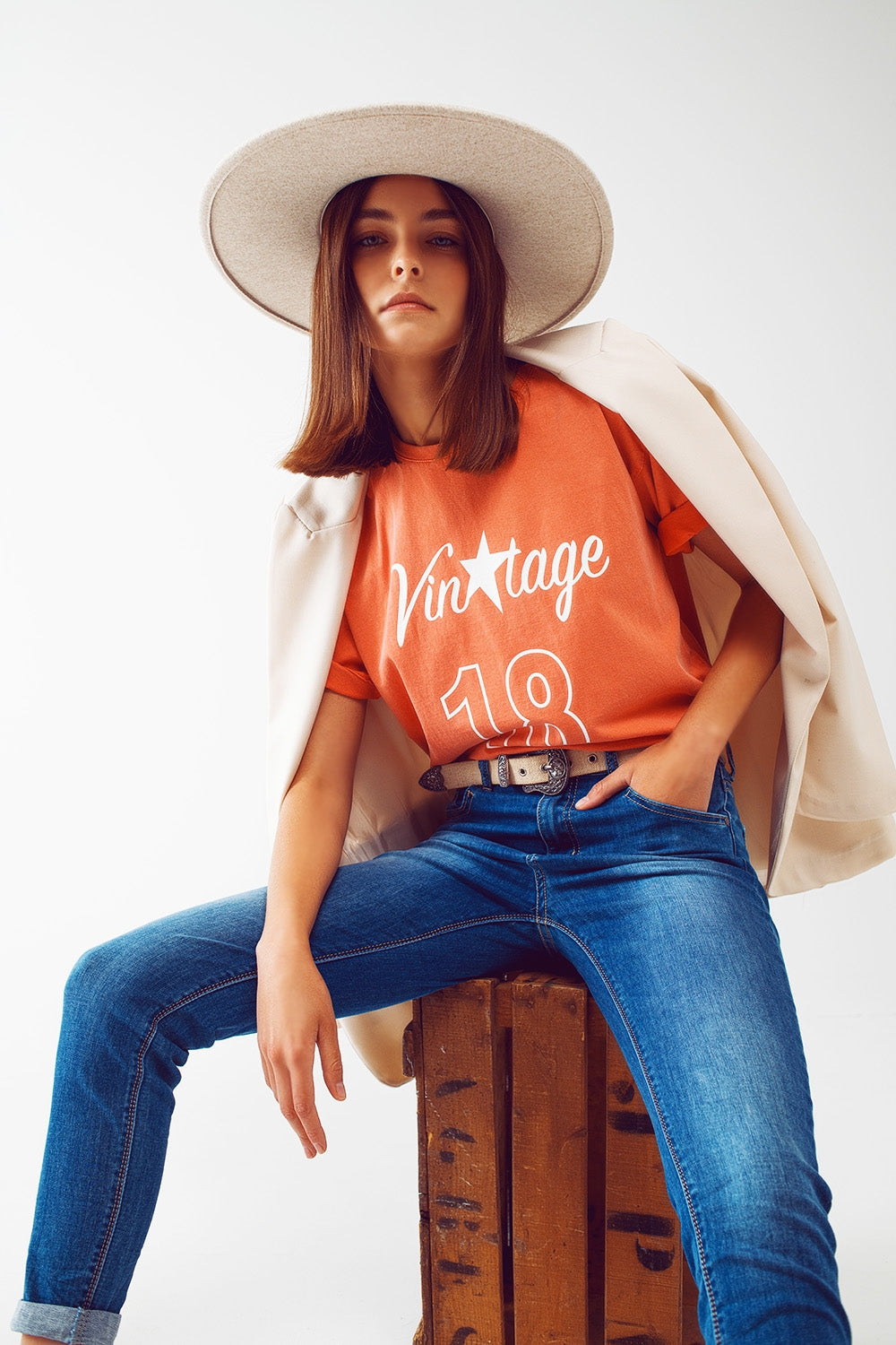 T-Shirt with Vintage 18 Text in orange - top