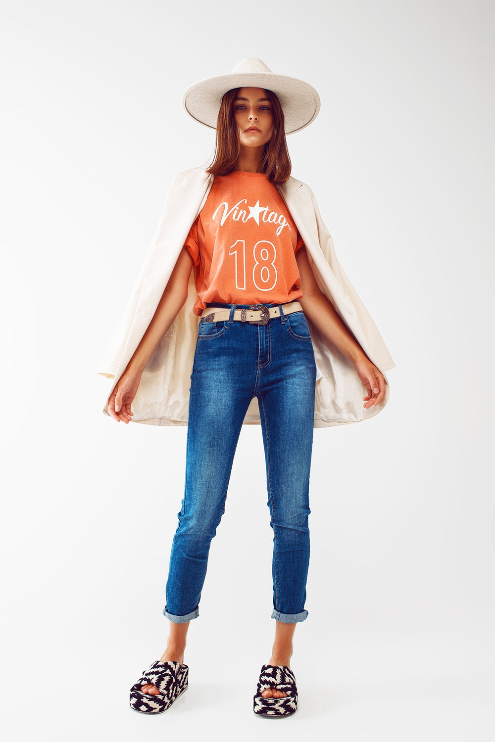T-Shirt with Vintage 18 Text in orange - top
