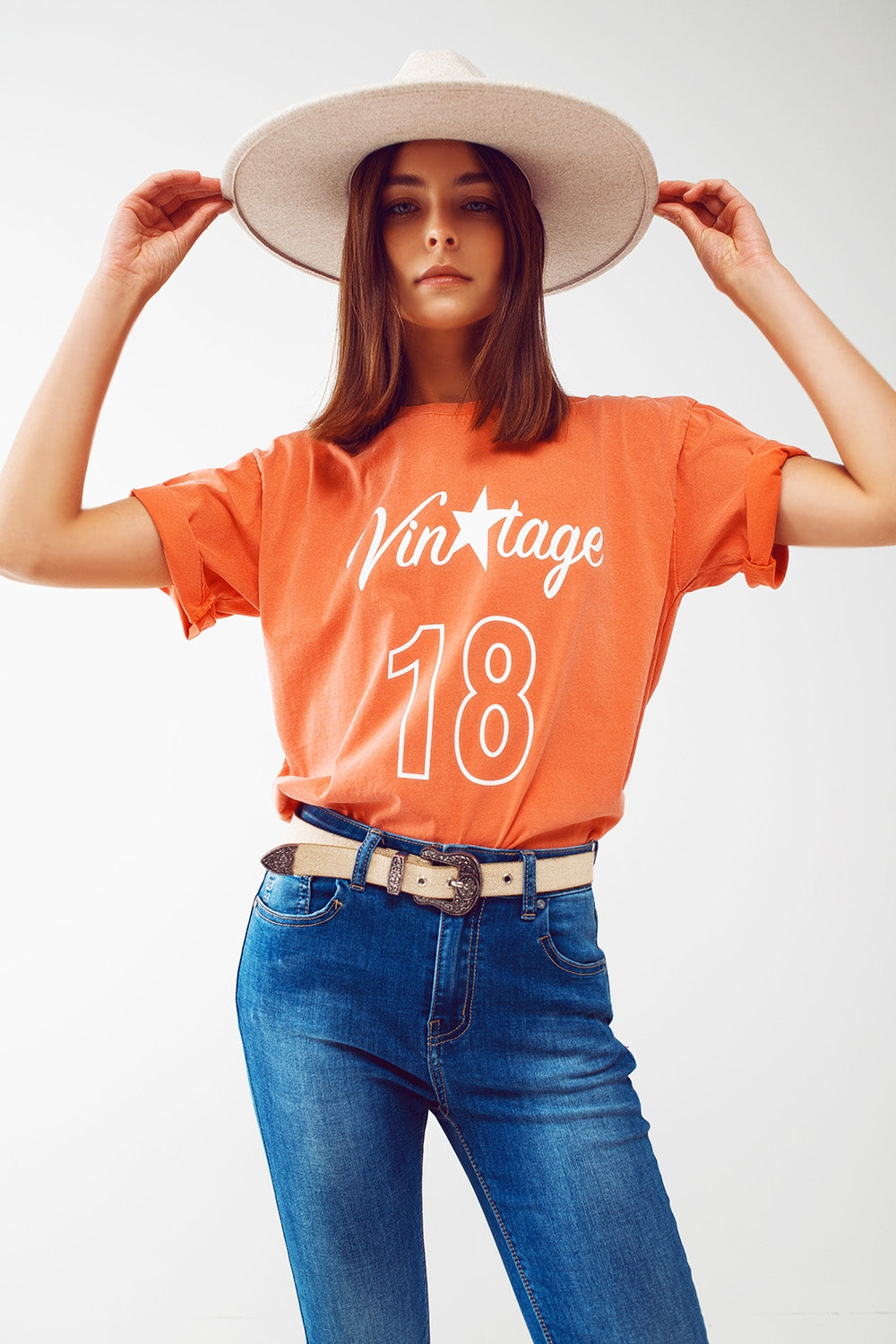 T-Shirt with Vintage 18 Text in orange - top