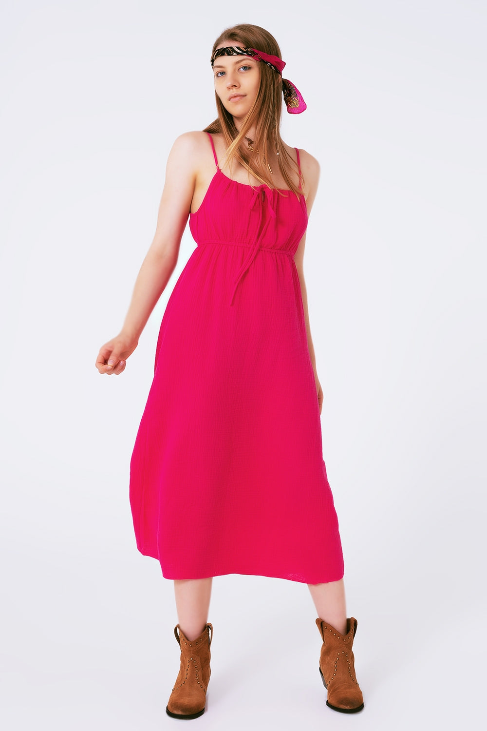 maxi robe d'été fuchsia à fines bretelles et taille froncée