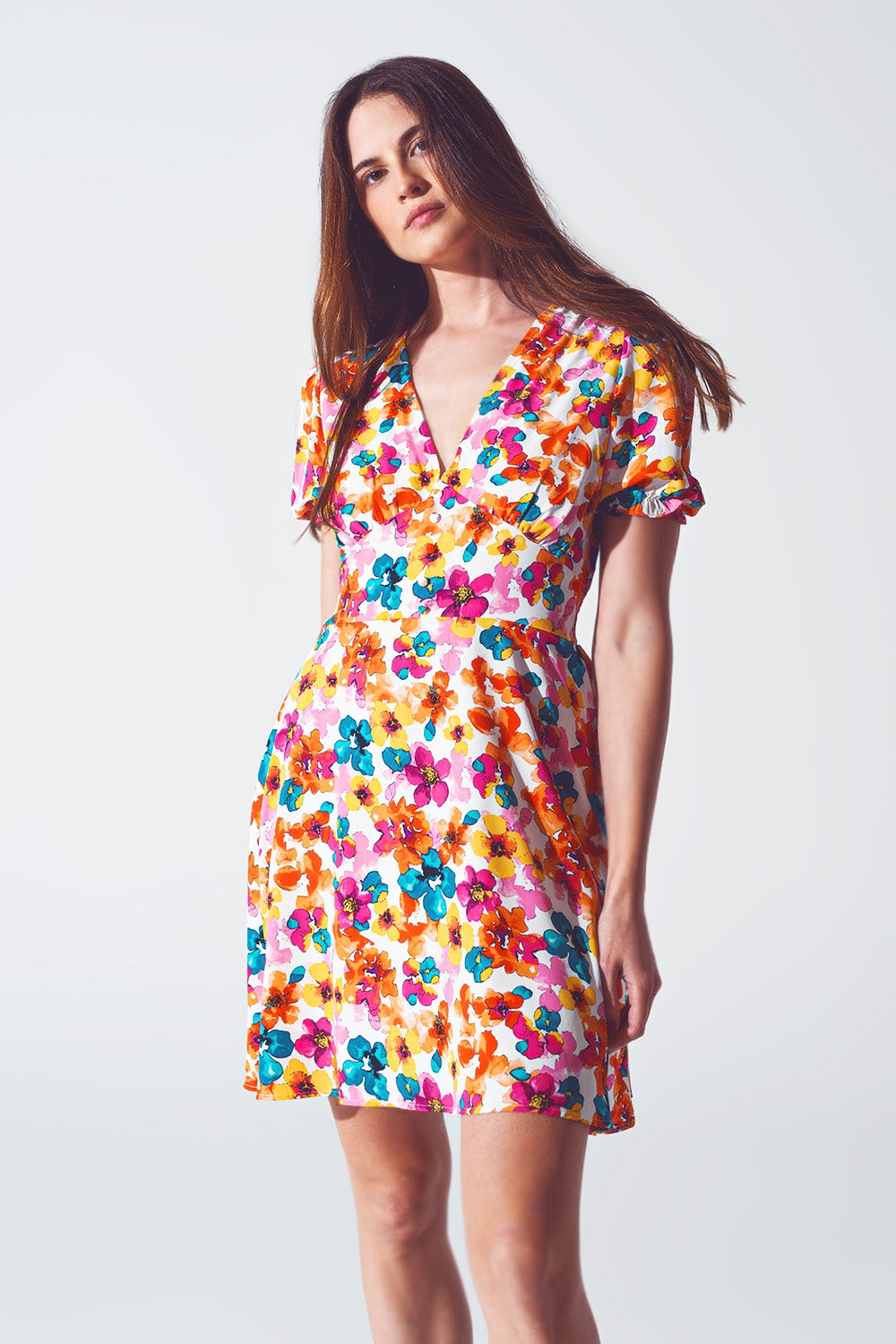 Short dress with cinched waist in multicolor floral print - dress
