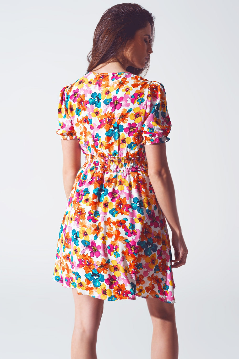 Short dress with cinched waist in multicolor floral print - dress