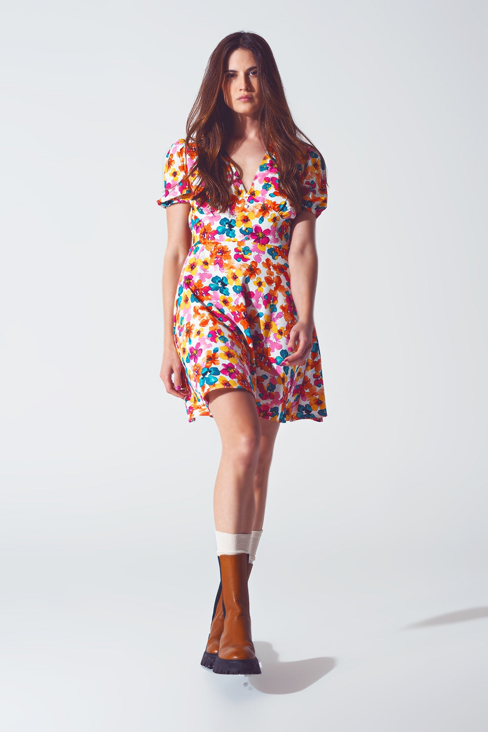 Short dress with cinched waist in multicolor floral print - dress