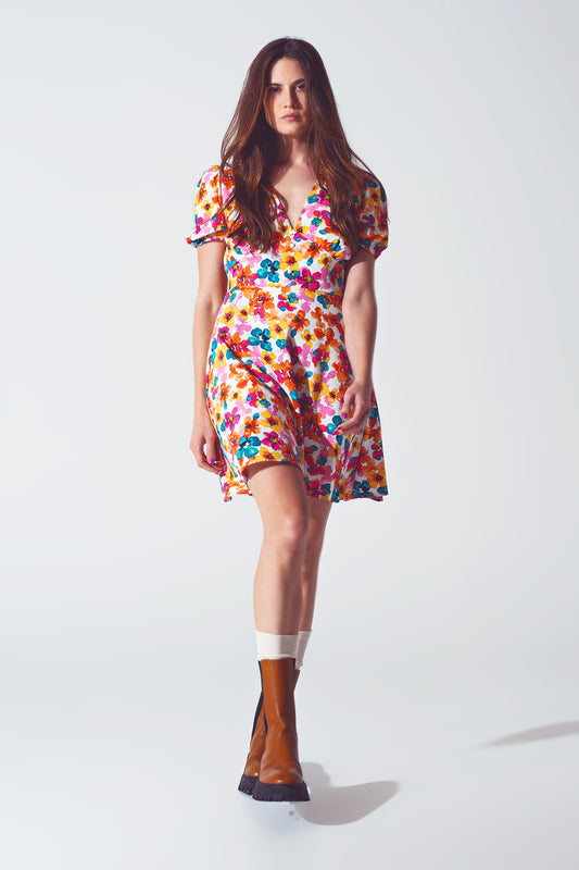 Short dress with cinched waist in multicolor floral print - dress