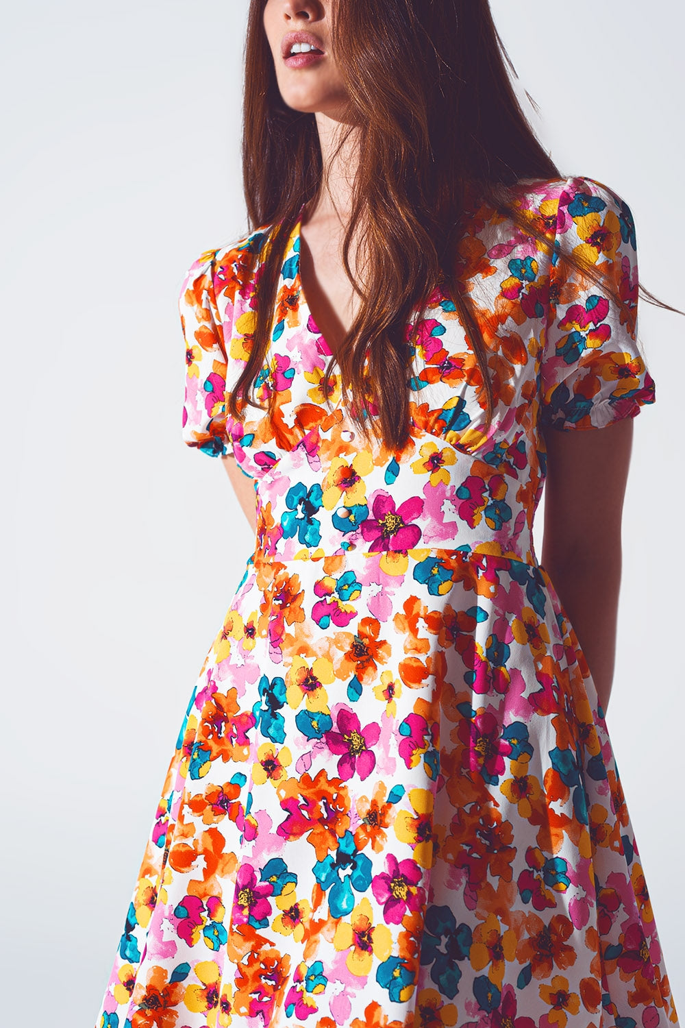 Short dress with cinched waist in multicolor floral print - dress