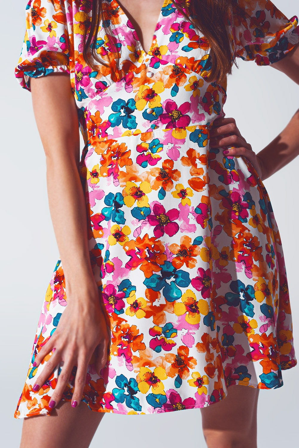 Short dress with cinched waist in multicolor floral print - dress