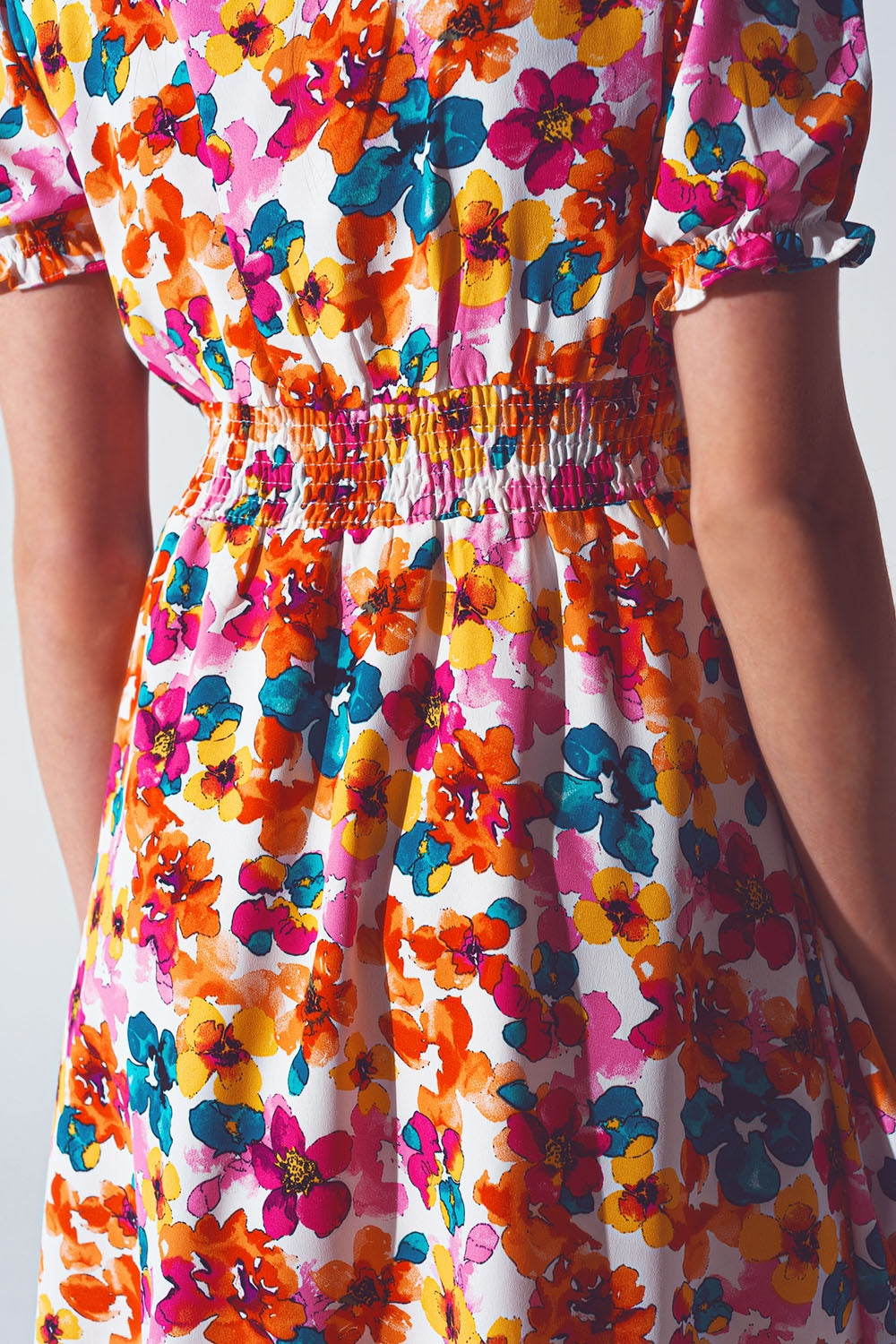 Short dress with cinched waist in multicolor floral print - dress