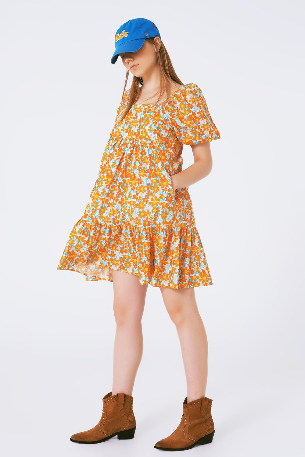 Vestido corto amplio estampado de flores y mangas abullonadas