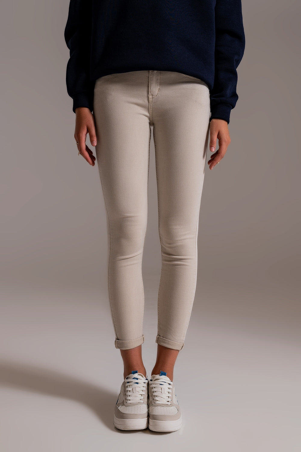 Beige ankle jeans with soft wrinkles