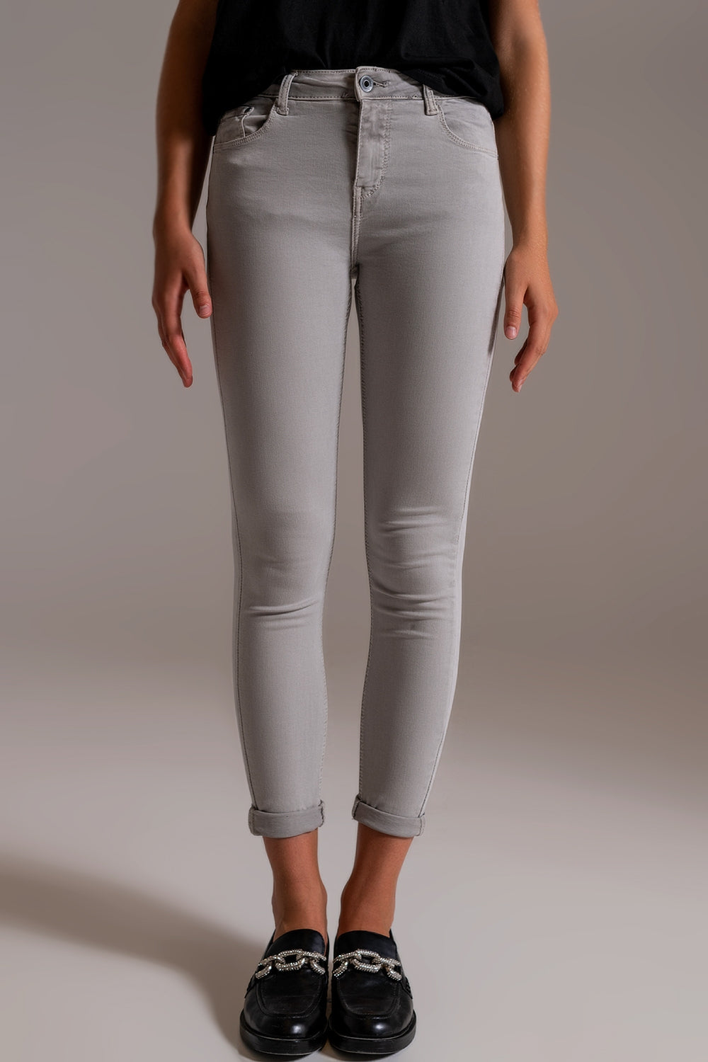 Light gray ankle jeans with soft wrinkles