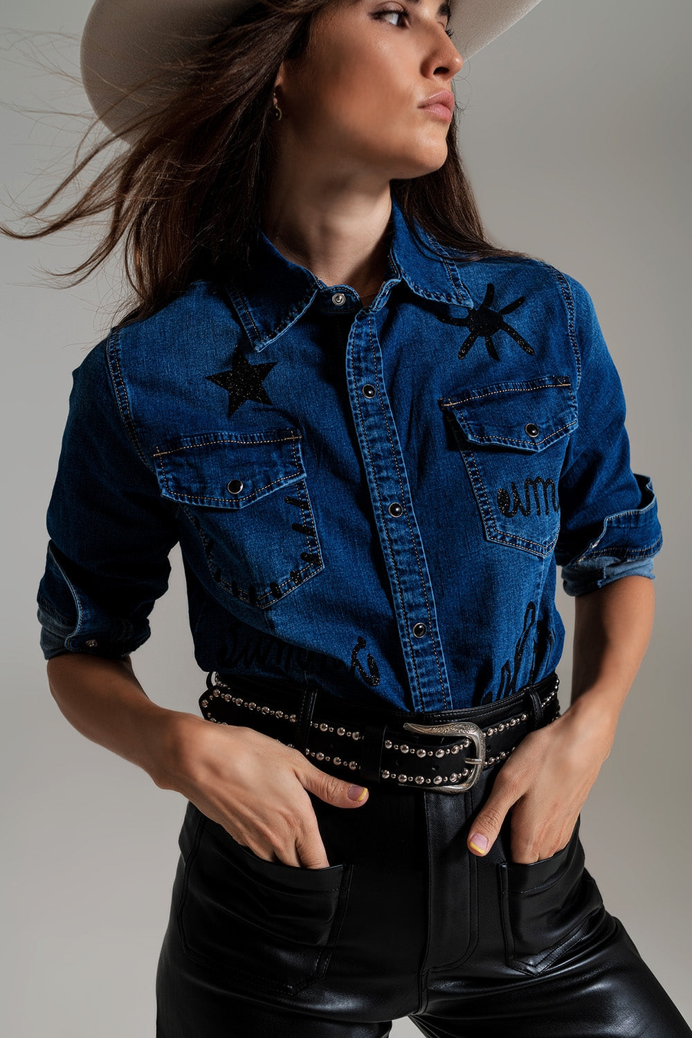 chemise en jean ajustée avec détails graphiques noirs et strass