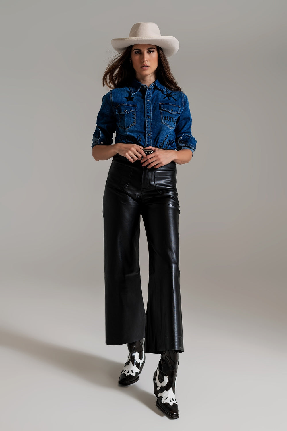 chemise en jean ajustée avec détails graphiques noirs et strass