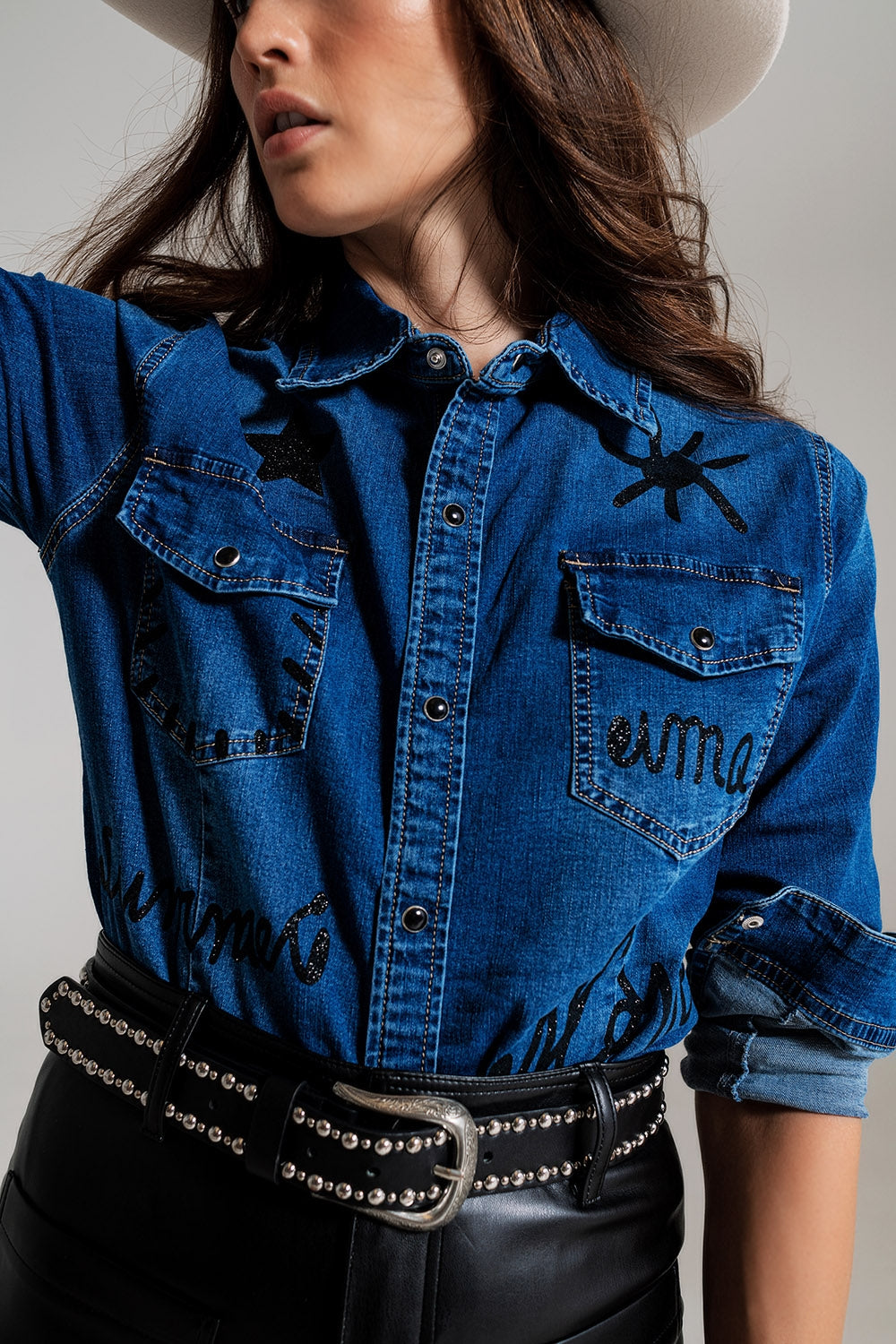 chemise en jean ajustée avec détails graphiques noirs et strass