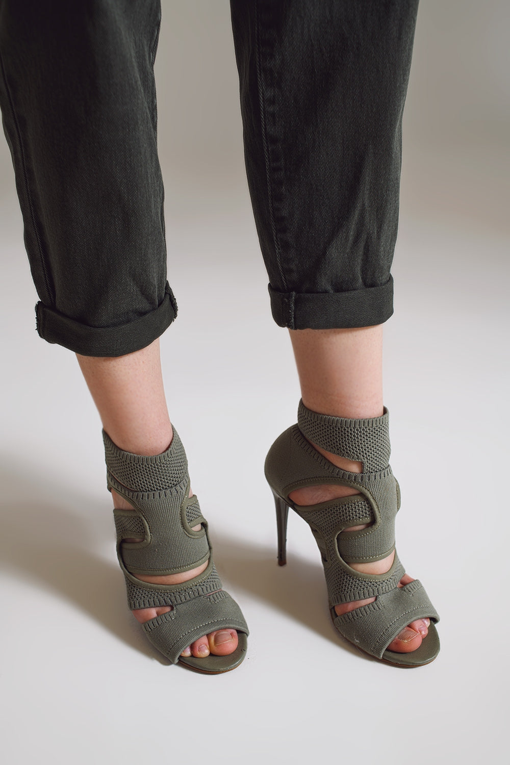 Khaki green relaxed pants with pocket detail at the waist - Coloured Jeans