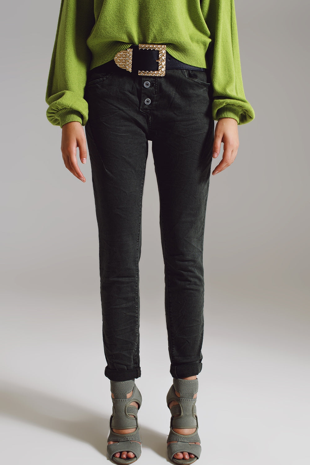 Skinny jeans with visible buttons in military green