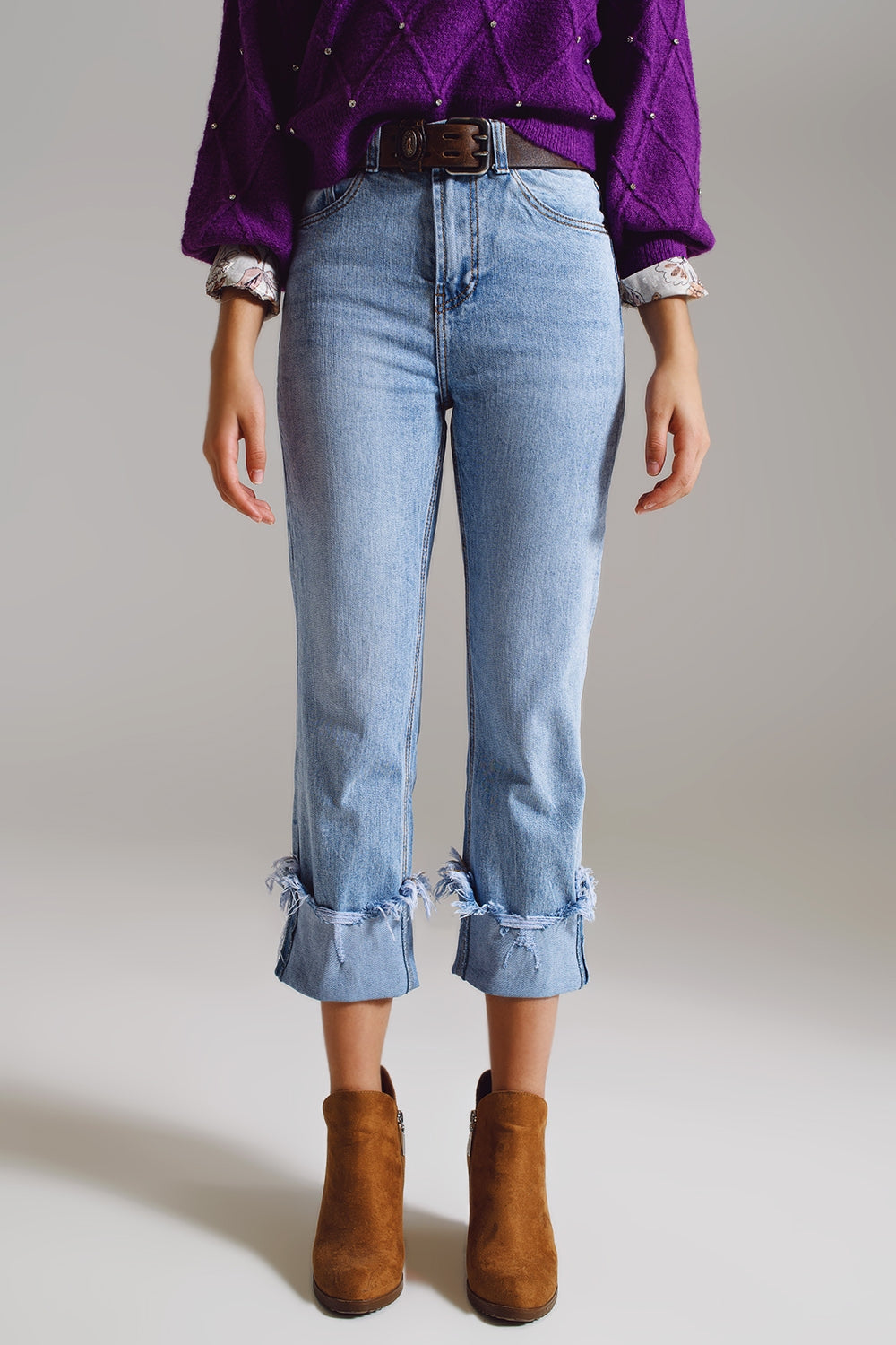 Straight leg jeans with distressed hem in light blue - Denim
