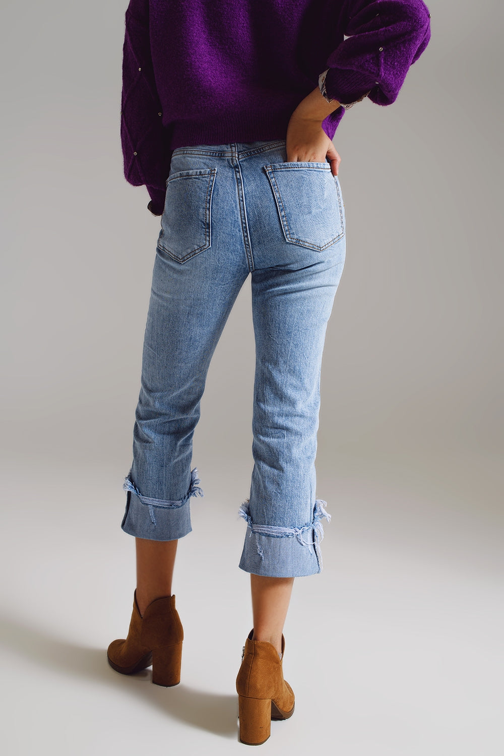 Straight leg jeans with distressed hem in light blue - Denim