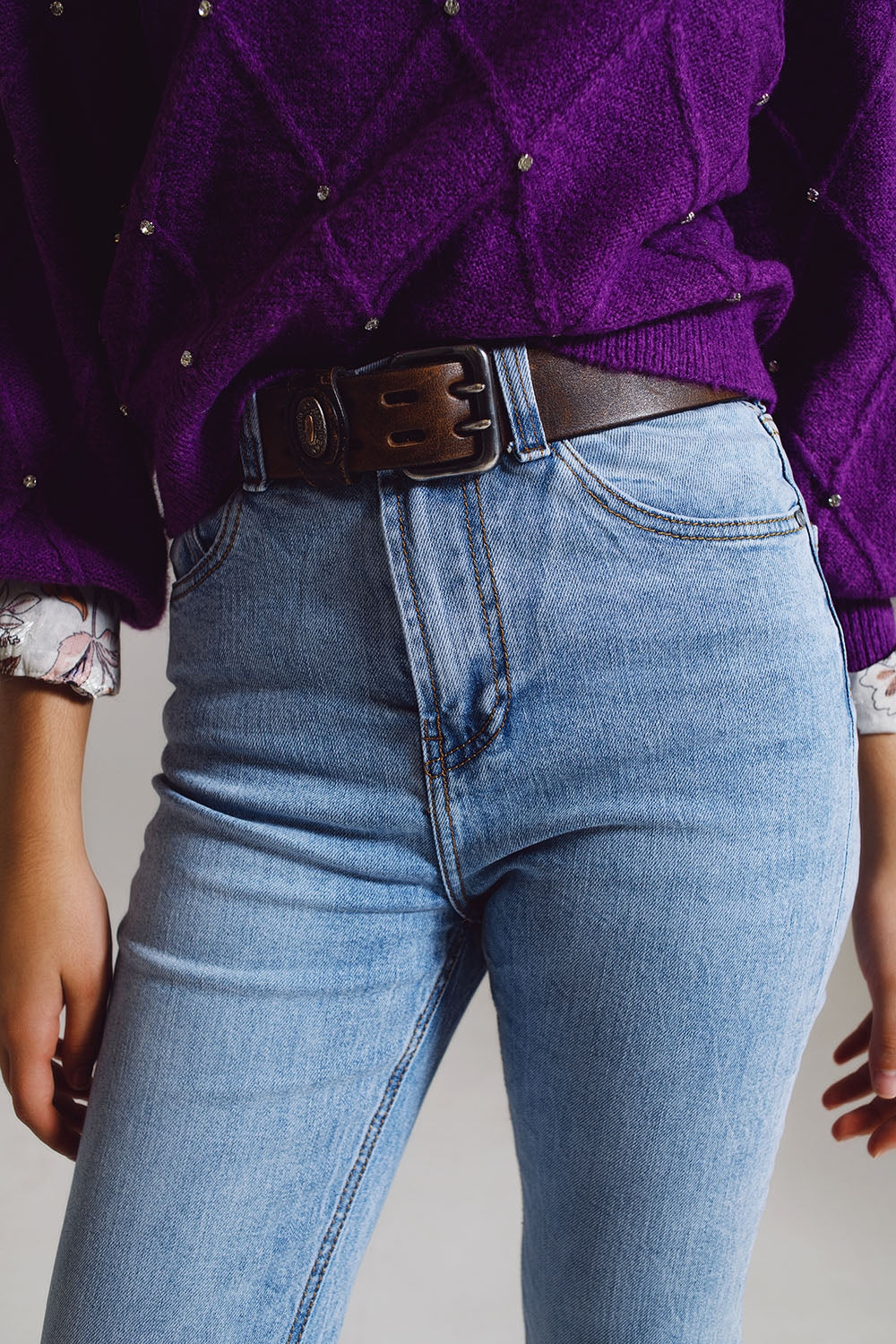 Straight leg jeans with distressed hem in light blue - Denim