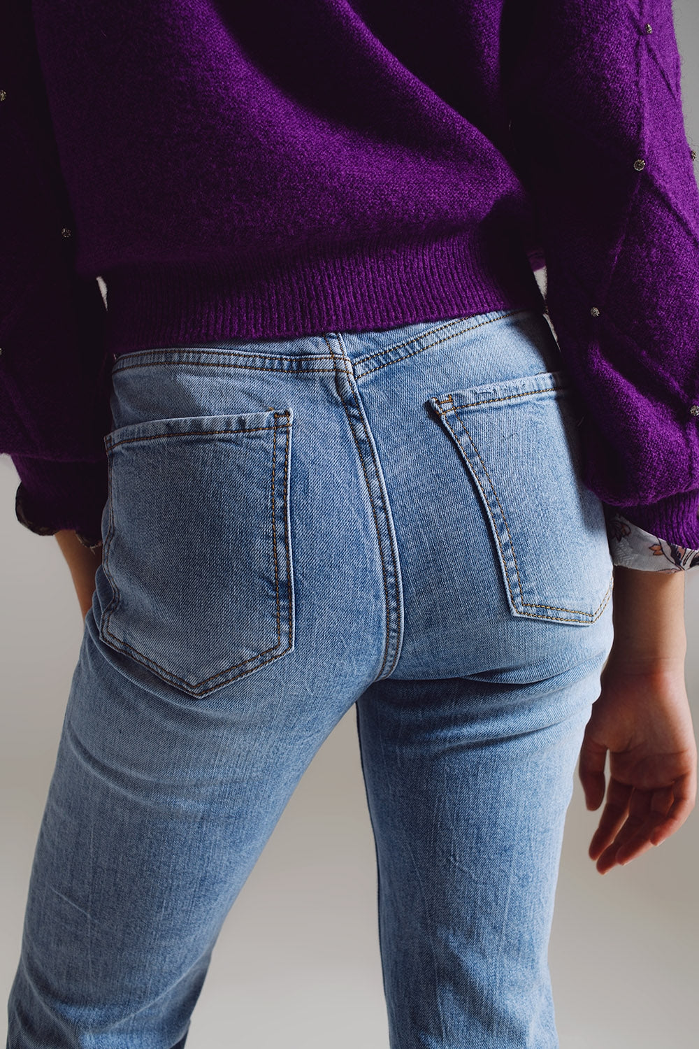 Straight leg jeans with distressed hem in light blue - Denim