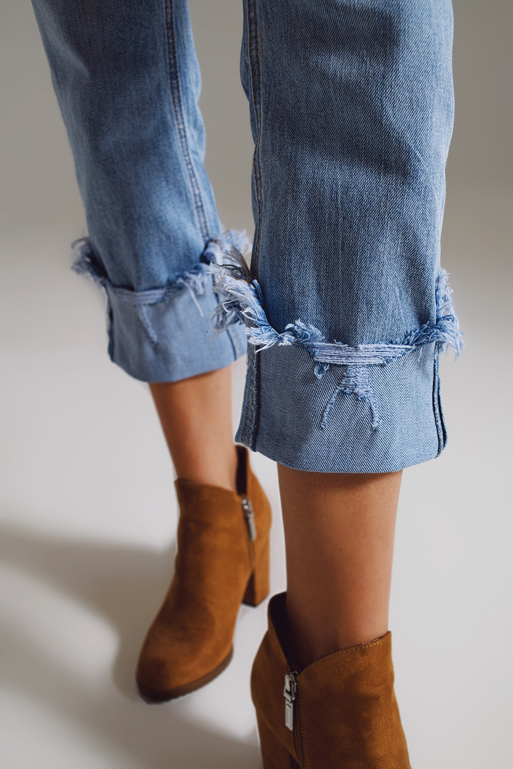 Straight leg jeans with distressed hem in light blue - Denim