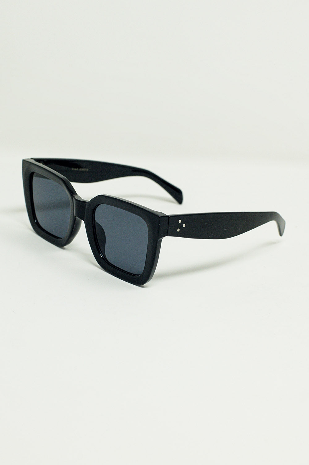 Squared Sunglasses With Dark Lenses in Black