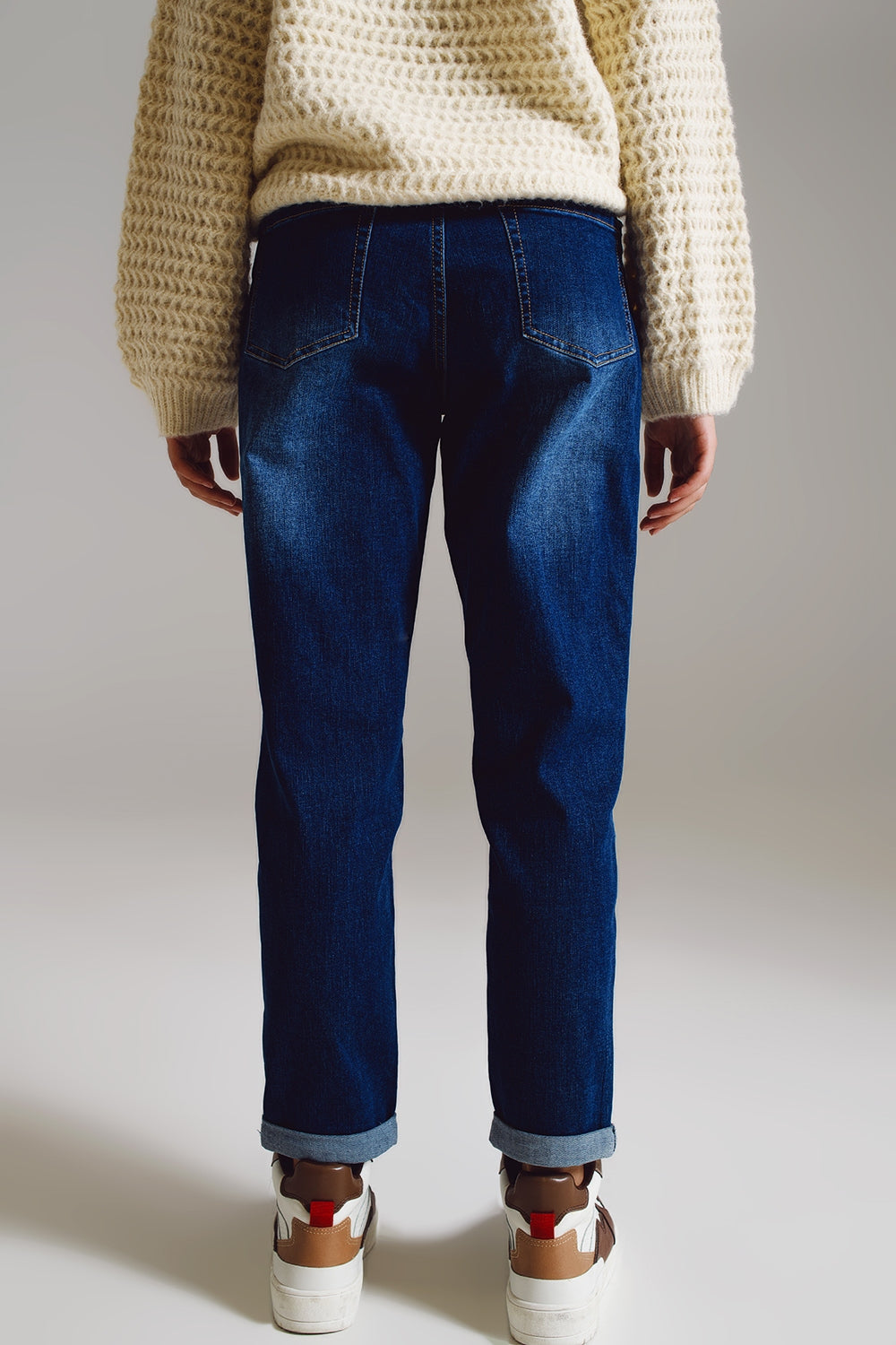 High waisted mom jean in medium wash - Denim